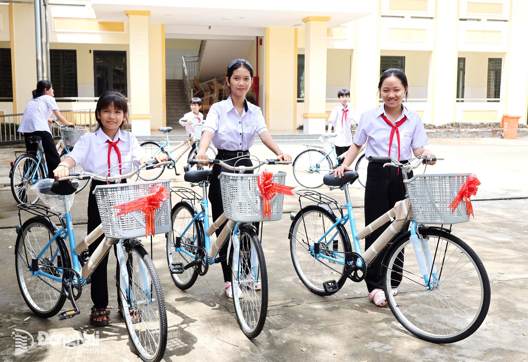 Students happily receive meaningful gifts. Photo: Ngoc Lien

