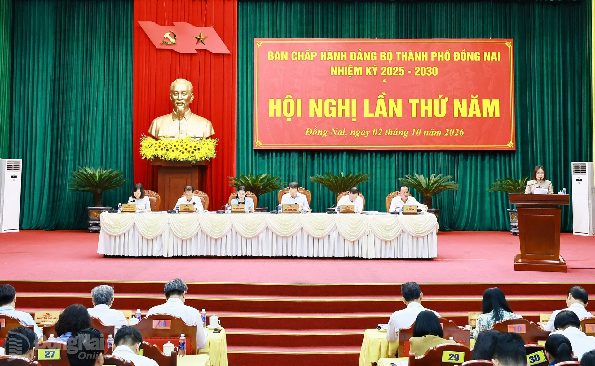 Ủy viên Ban Thường vụ Thành ủy, Giám đốc Sở Tài chính Trương Thị Hương Bình báo cáo tình hình phát triển kinh tế, xã hội của thành phố. Ảnh: Công Nghĩa