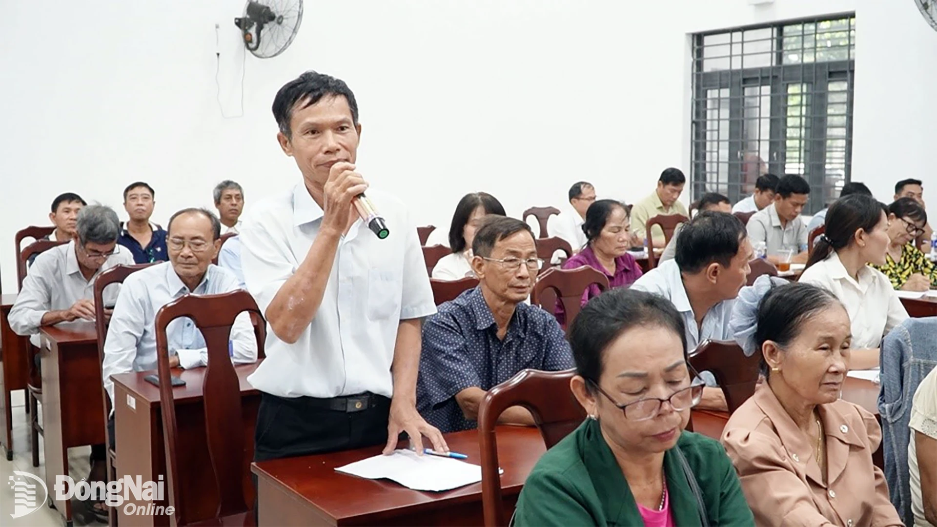 Cử tri nêu ý kiến, kiến nghị tại hội nghị tiếp xúc. Ảnh: Đinh Tài 

