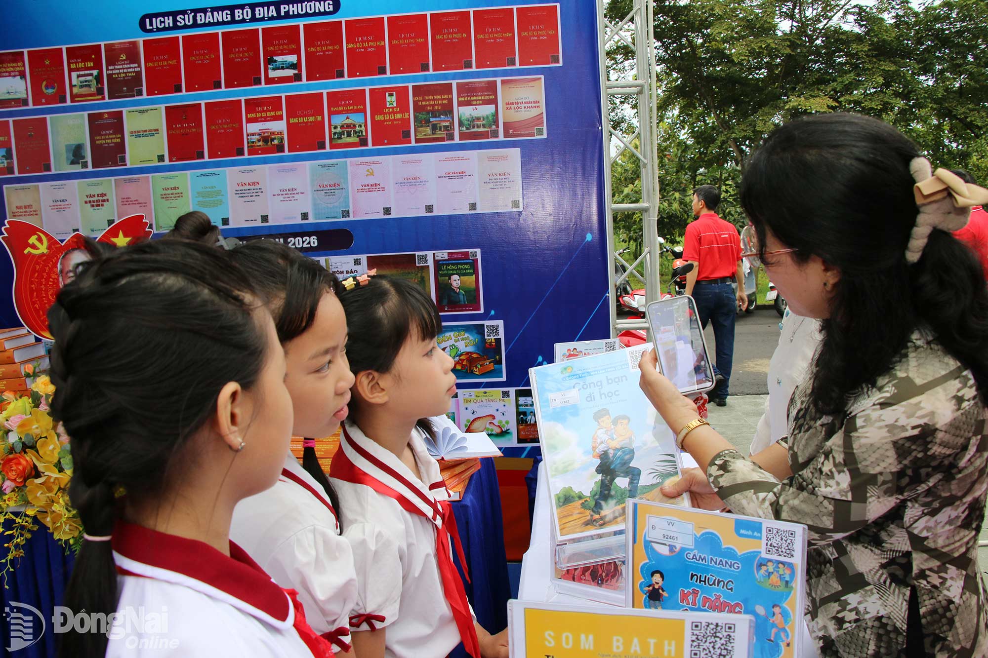 Các em học sinh tham quan khu vực giới thiệu ứng dụng thư viện số tại không gian trưng bày, giới thiệu các sản phẩm số tại buổi lễ. Ảnh: Hải Quân