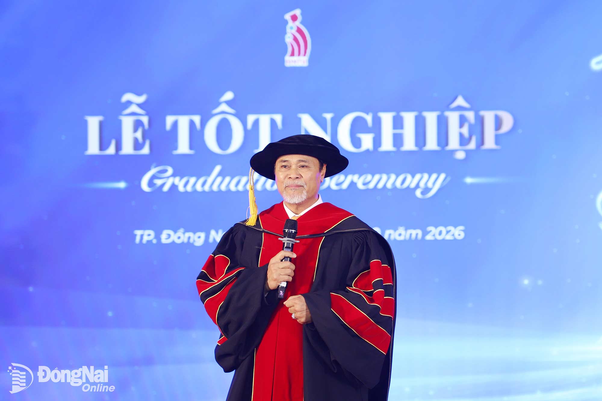Tiến sĩ Phan Ngọc Sơn, nhà sáng lập, Hiệu trưởng Trường đại học Công nghệ Đồng Nai phát biểu trong lễ trao bằng tốt nghiệp. Ảnh: Công Nghĩa