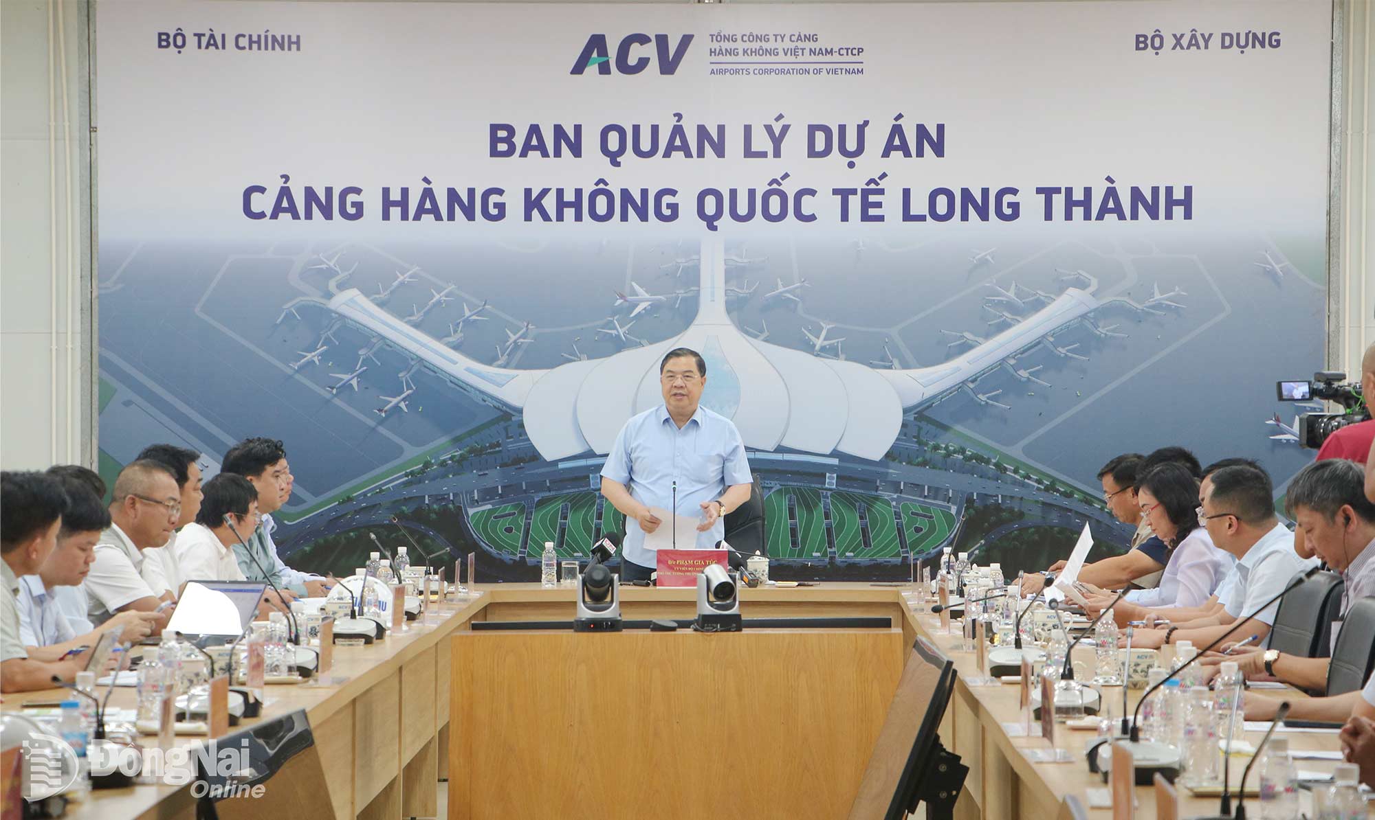 Politburo Member and Standing Deputy Prime Minister Pham Gia Tuc speaks at the meeting on the progress of the Long Thanh Airport Project and connecting transport routes. Photo: Pham Tung

