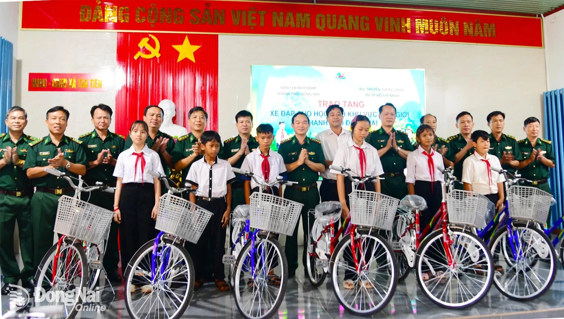 Leaders of the city’s Border Guard Command, Tan Tien Commune and schools present bicycles to students. Photo: Huu Thinh

