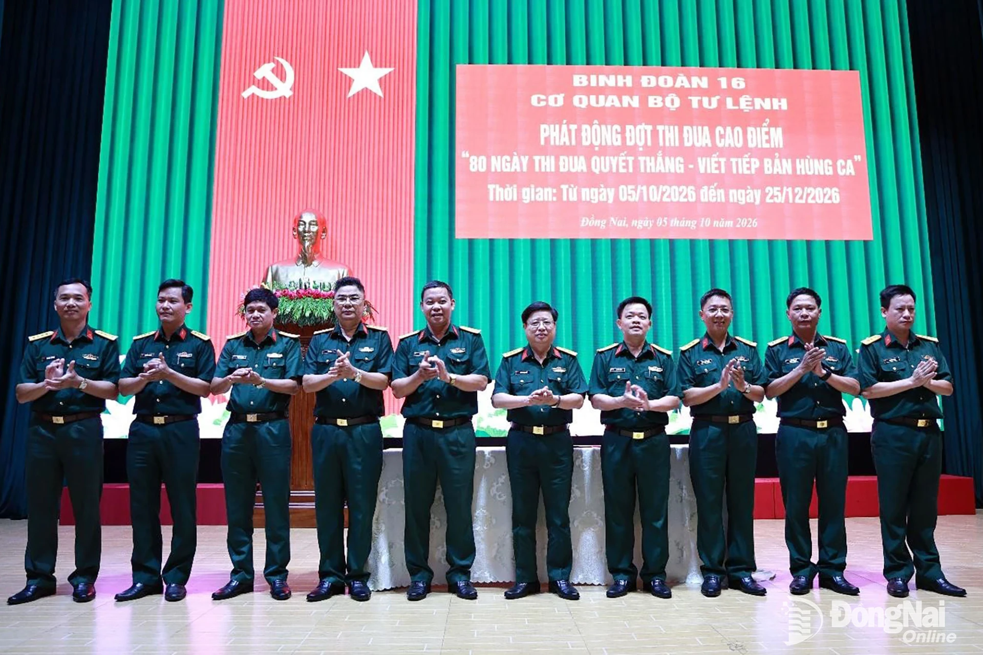 Đại tá Đoàn Ngọc Quả, Phó Tư lệnh Binh đoàn 16 chứng kiến các cơ quan ký kết giao ước thi đua.