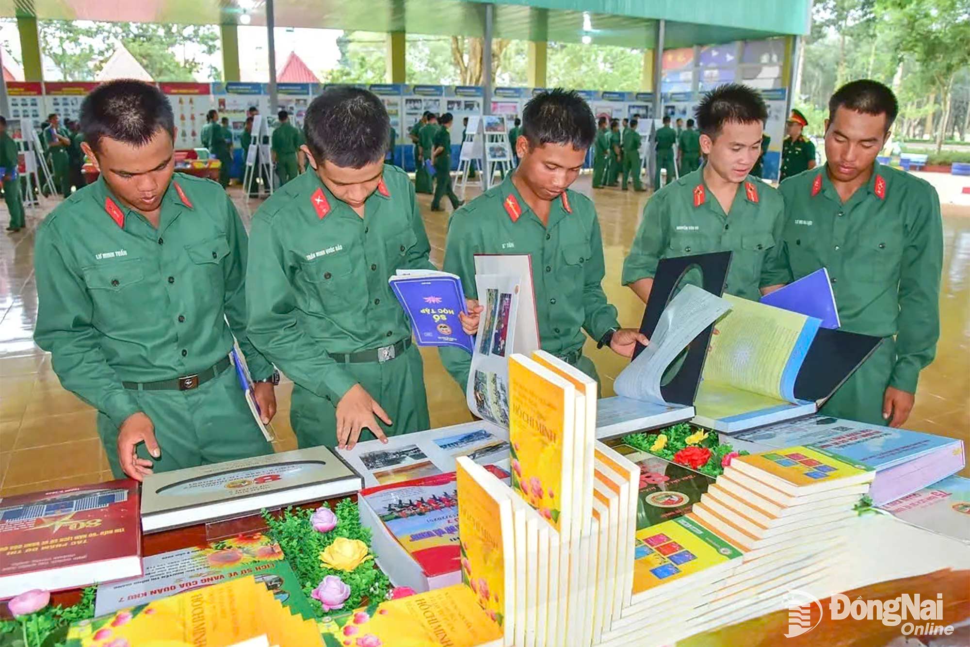 Đông đảo chiến sĩ tham quan triển lãm ảnh, đọc sách trong chương trình. Ảnh: Long Hồ