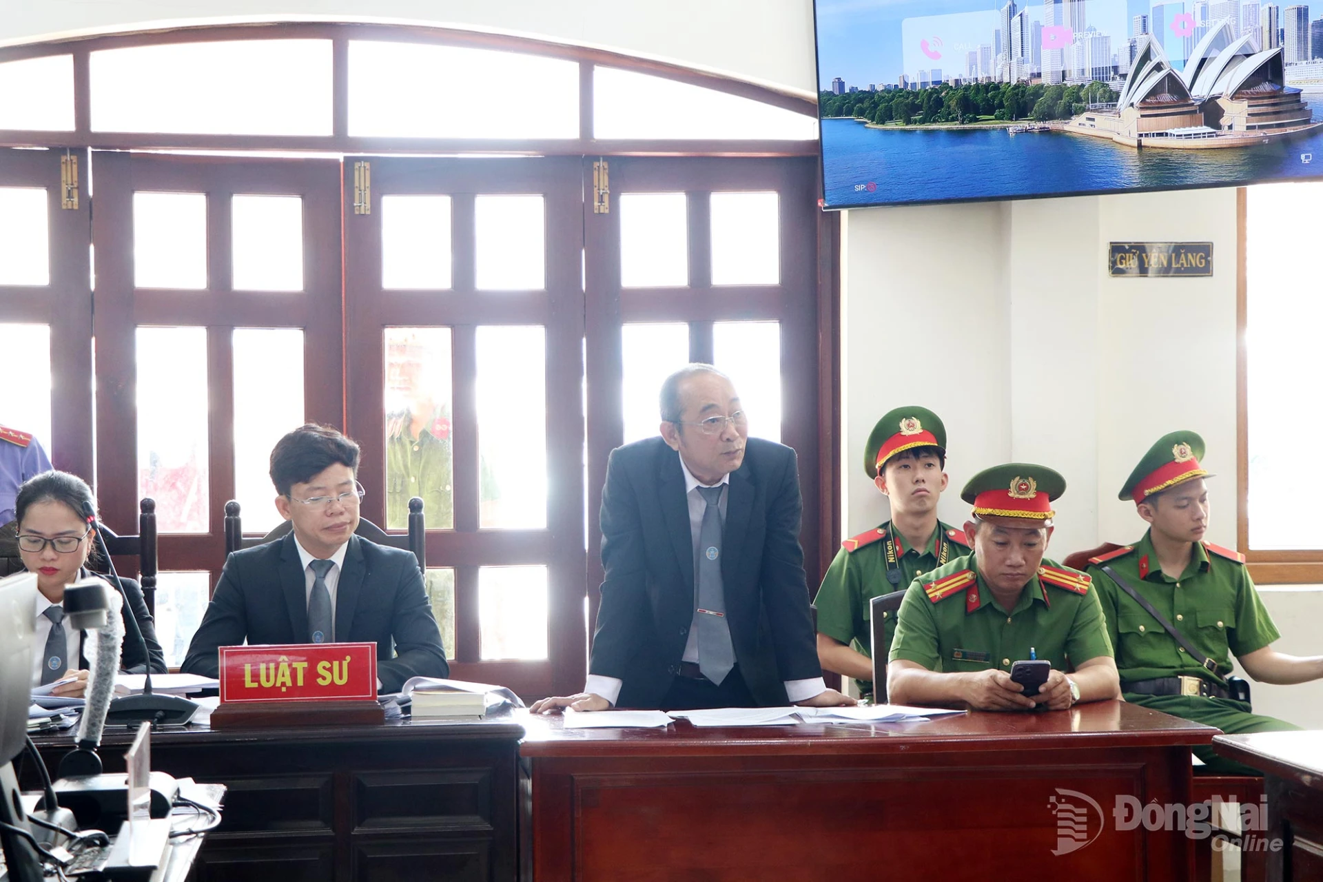 Đại diện luật sư bào chữa cho bị cáo và gia đình bị hại. Ảnh: Tố Tâm