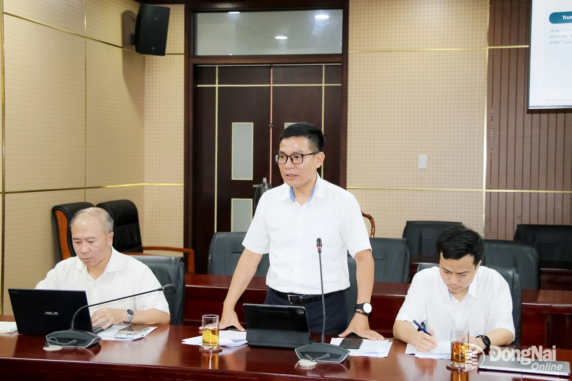 A representative of MobiFone Dong Nai speaks at the meeting. Photo: Hai Quan

