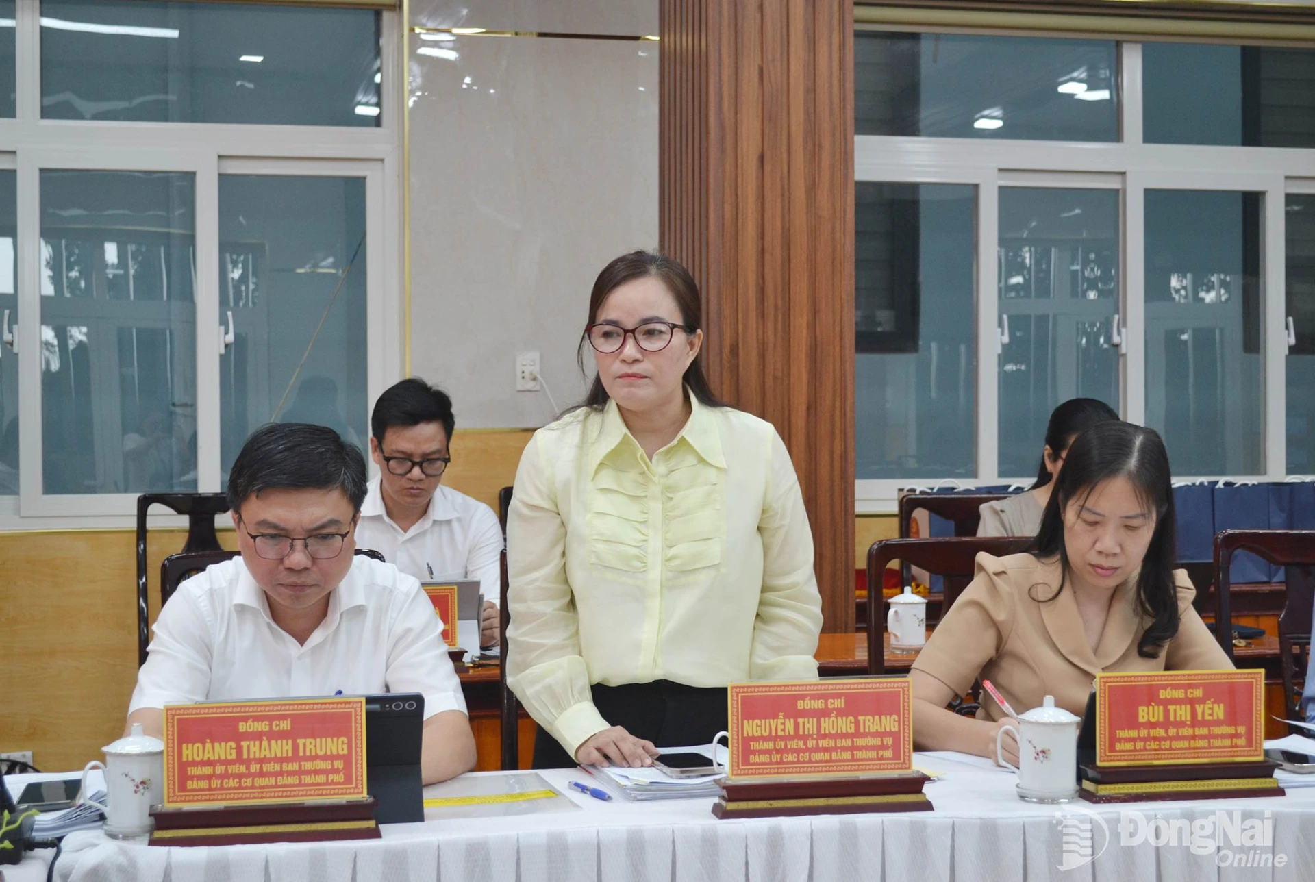 Thành ủy viên, Phó Trưởng ban Thường trực Ban Tuyên giáo Thành ủy Nguyễn Thị Hồng Trang thảo luận tại hội nghị. Ảnh: Phương Hằng.  