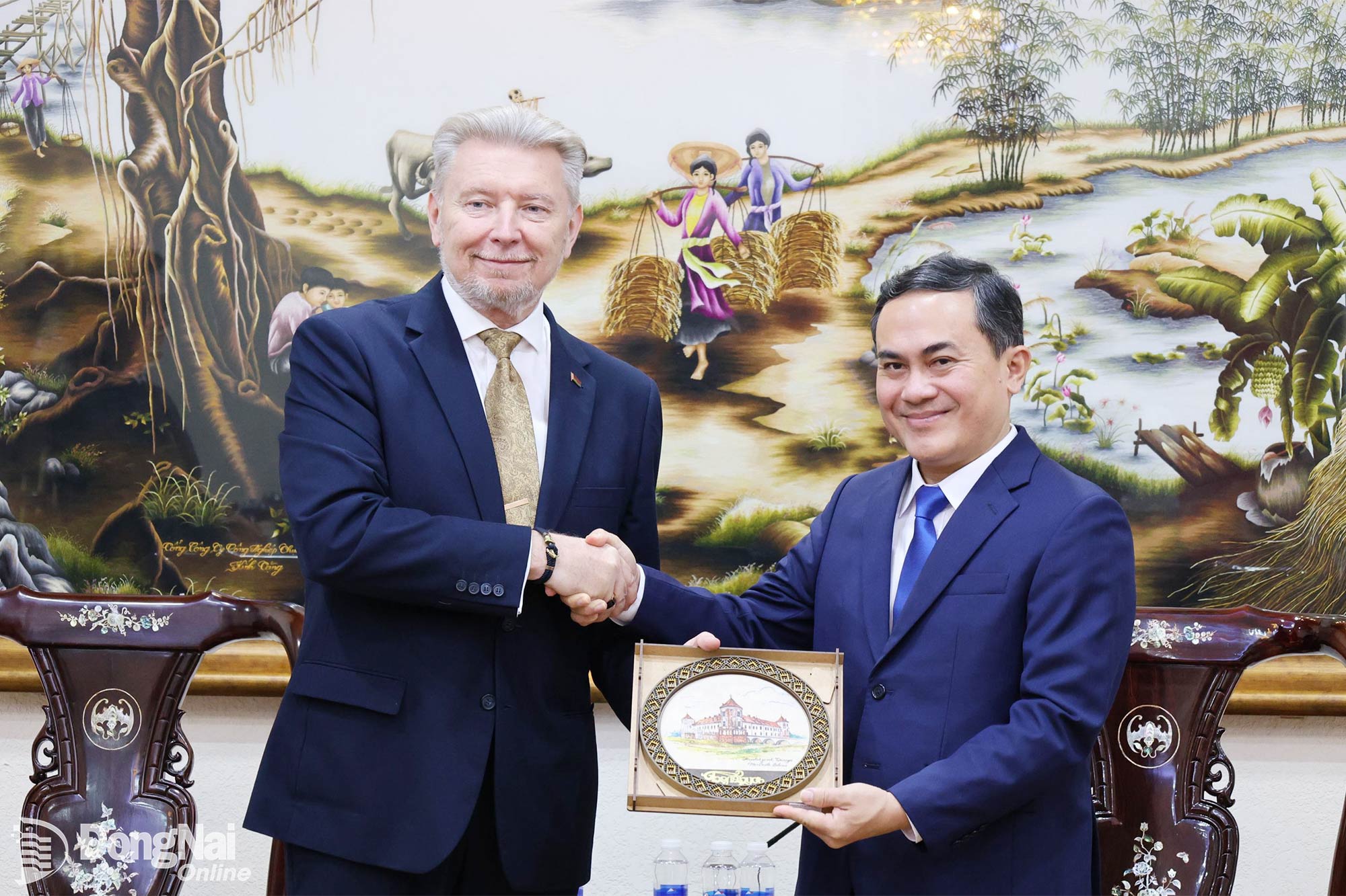 Tổng Lãnh sự Belarus tại Thành phố Hồ Chí Minh tặng quà lưu niệm lãnh đạo thành phố nhân chuyến thăm và làm việc tại Đồng Nai. Ảnh: Ngọc Liên