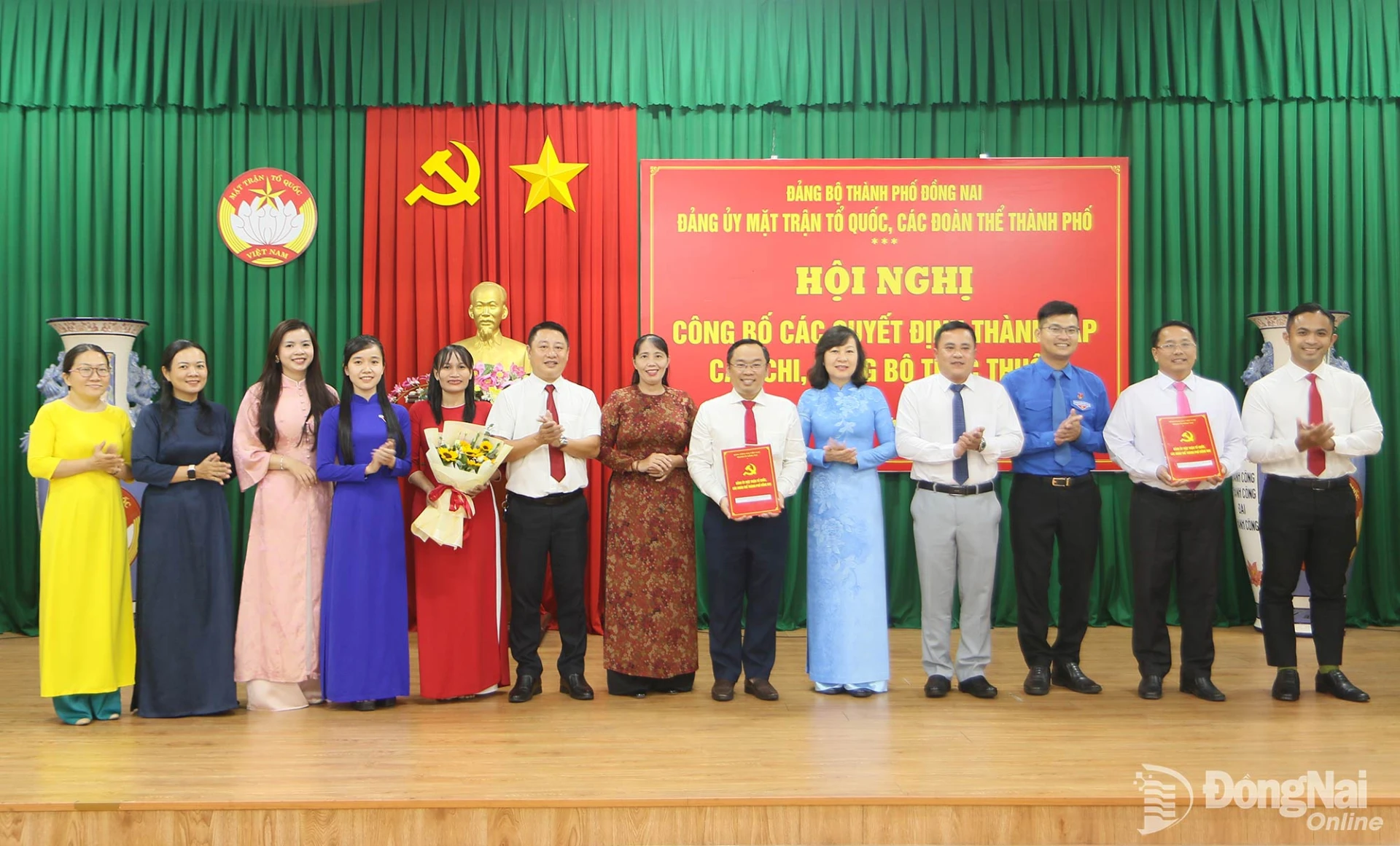Phó Bí thư Thành ủy, Bí thư Đảng ủy MTTQ, các đoàn thể thành phố, Chủ tịch Ủy ban MTTQ Việt Nam thành phố Huỳnh Thị Hằng và Thành ủy viên, Phó Bí thư chuyên trách Đảng ủy MTTQ, các đoàn thể thành phố Lê Thị Thái trao quyết định thành lập Đảng bộ Thành đoàn. Ảnh: Văn Truyên