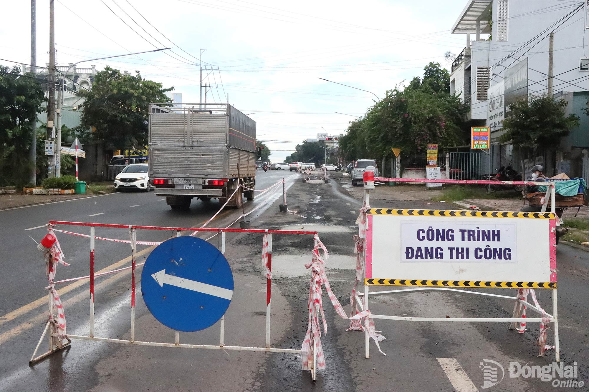 Đường Nguyễn Huệ đoạn gần ngã tư giao với quốc lộ 14 đang được sửa chữa. Ảnh: Quang Minh