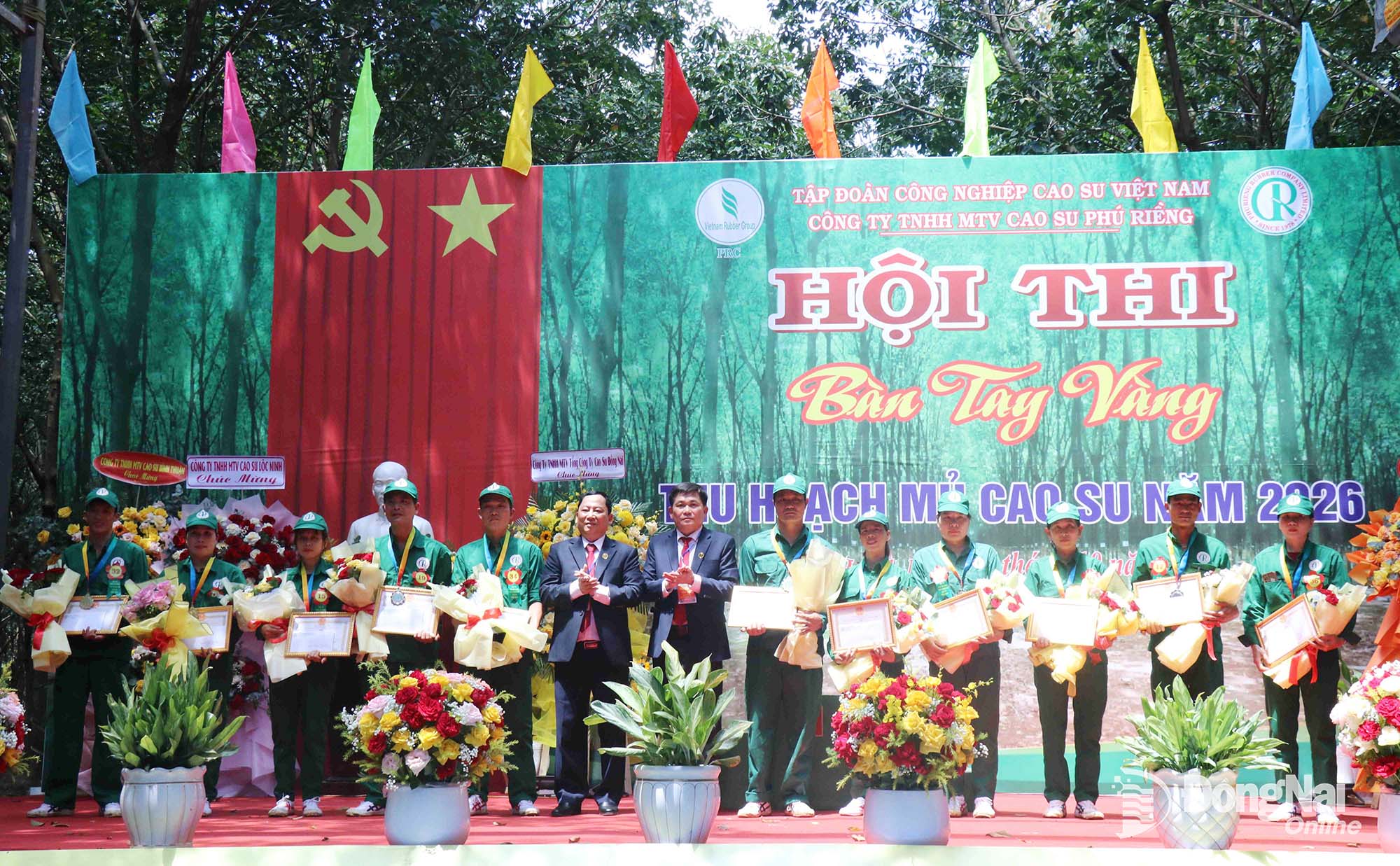 Awards are presented to contestants who earned the title of Champion. Photo: Ngoc Huyen

