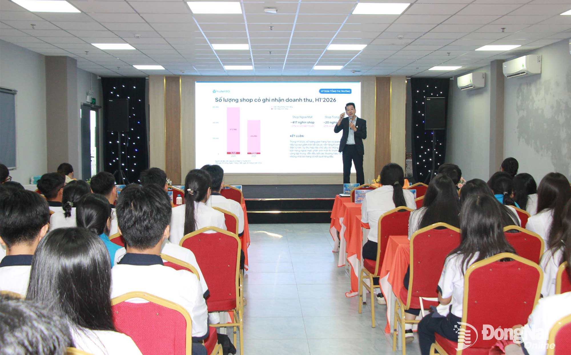 Báo cáo viên chia sẻ về khởi nghiệp, thương mại điện tử, Digital Marketing và livestream bán hàng. Ảnh: Nga Sơn