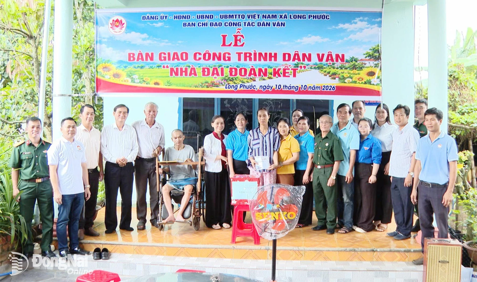 UBND và Ủy ban MTTQ Việt Nam xã Long Phước trao nhà đại đoàn kết cho hộ gia đình khó khăn. Ảnh: Xuân Phú