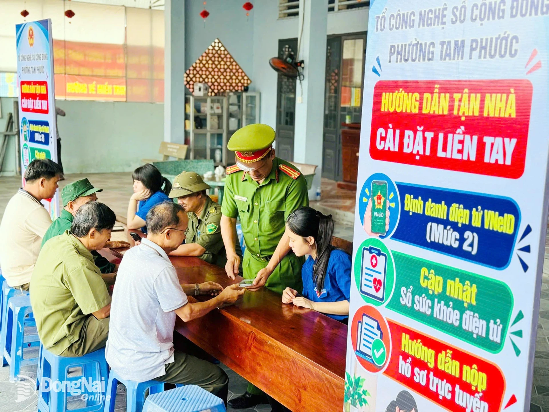 Tổ công nghệ số cộng đồng phường Tam Phước ra quân hướng dẫn người dân ngay sau lễ phát động. Ảnh: ĐPCC