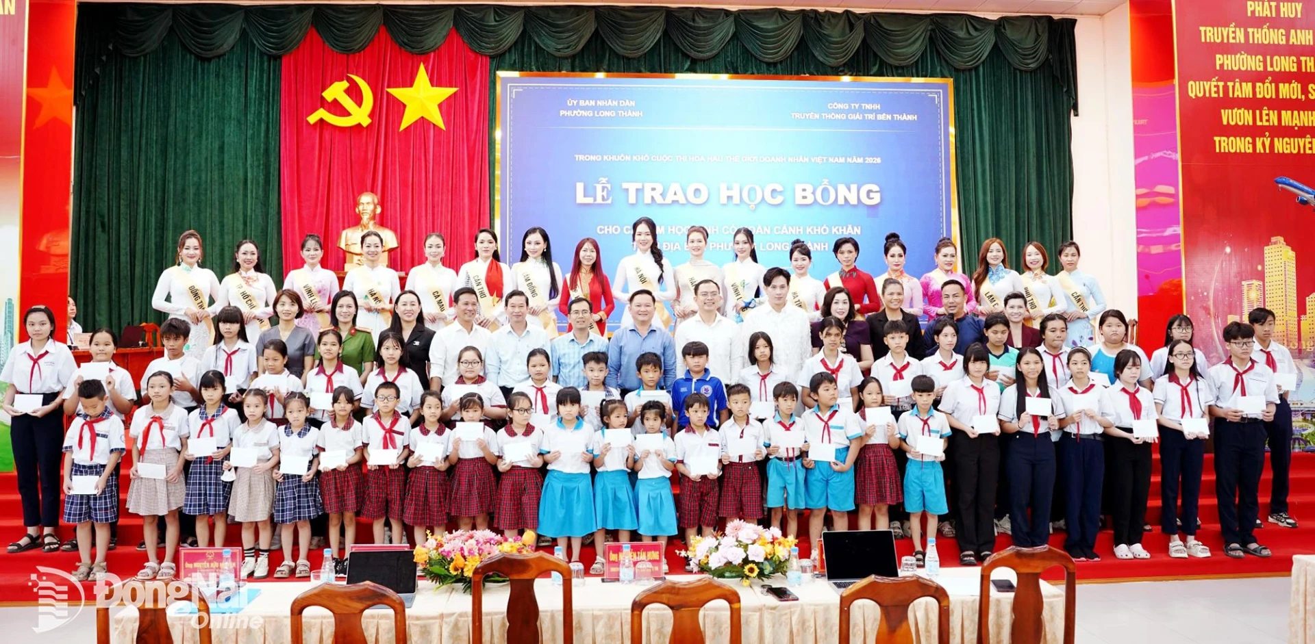 Ban tổ chức và các thí sinh dự thi cùng lãnh đạo phường Long Thành trao học bổng cho học sinh khó khăn. Ảnh: ĐVCC