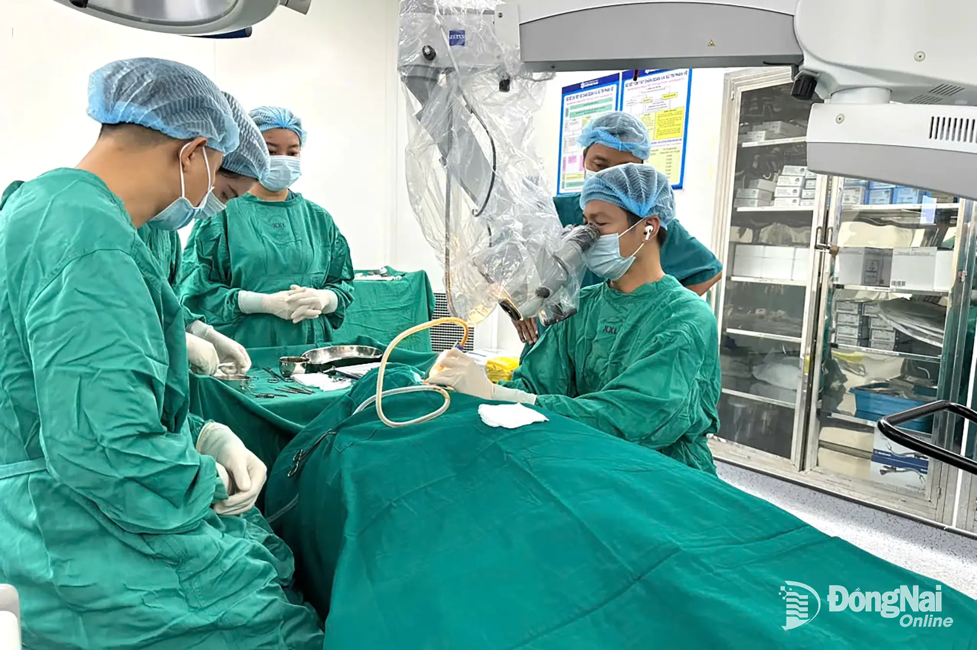 An expert from the National Otorhinolaryngology Hospital demonstrates a surgical procedure and transfers techniques to doctors at Dong Nai General Hospital. Photo: Phan Hieu

