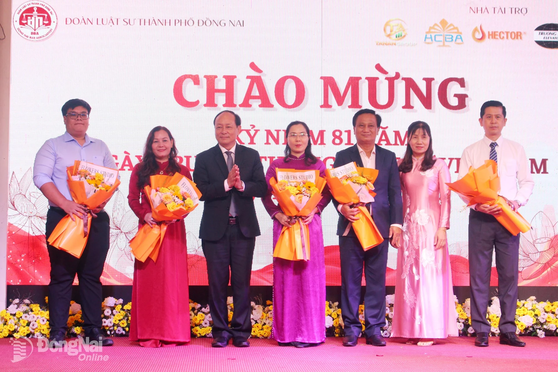 Ban chủ nhiệm Đoàn Luật sư thành phố Đồng Nai tặng hoa tri ân các mạnh thường quân có nhiều đóng góp cho công tác thiện nguyện do Đoàn Luật sư thành phố Đồng Nai phát động. Ảnh: Đ.Phú