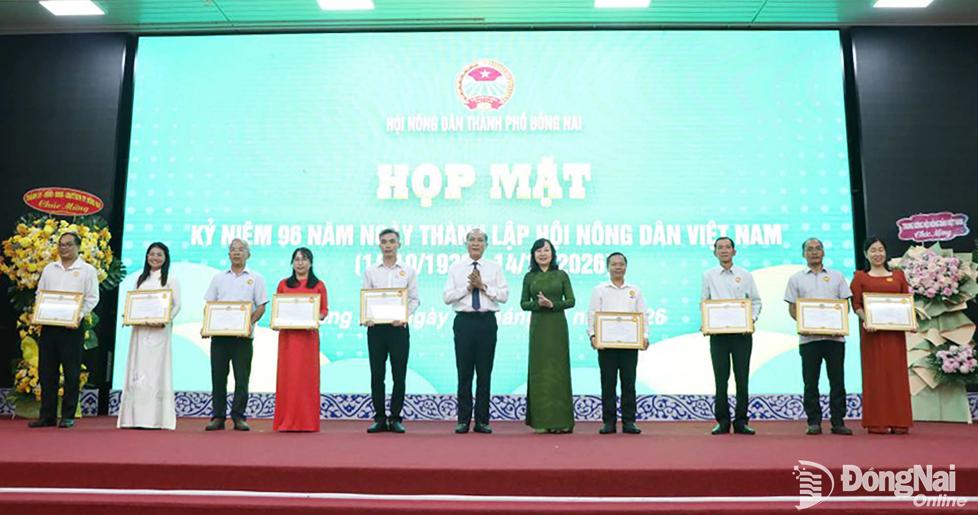Individuals and collectives receive awards from the Dong Nai City Farmers Union. Photo: To Tam