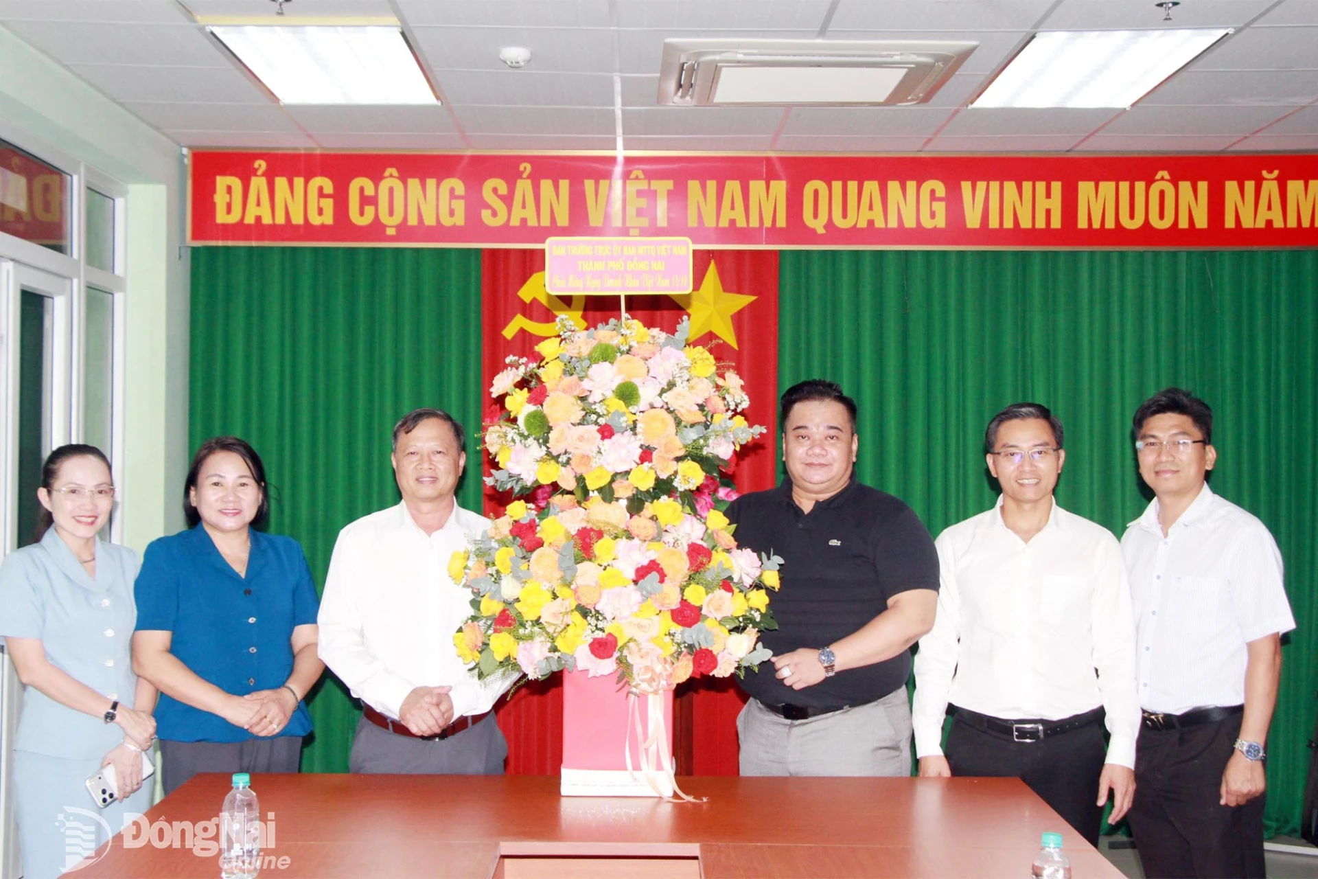 Nguyen Tan Phu, Vice Chairman of the VFF Committee of Dong Nai City, presents a flower arrangement to the Dong Nai Young Entrepreneurs’ Association. Photo: Nga Son.

