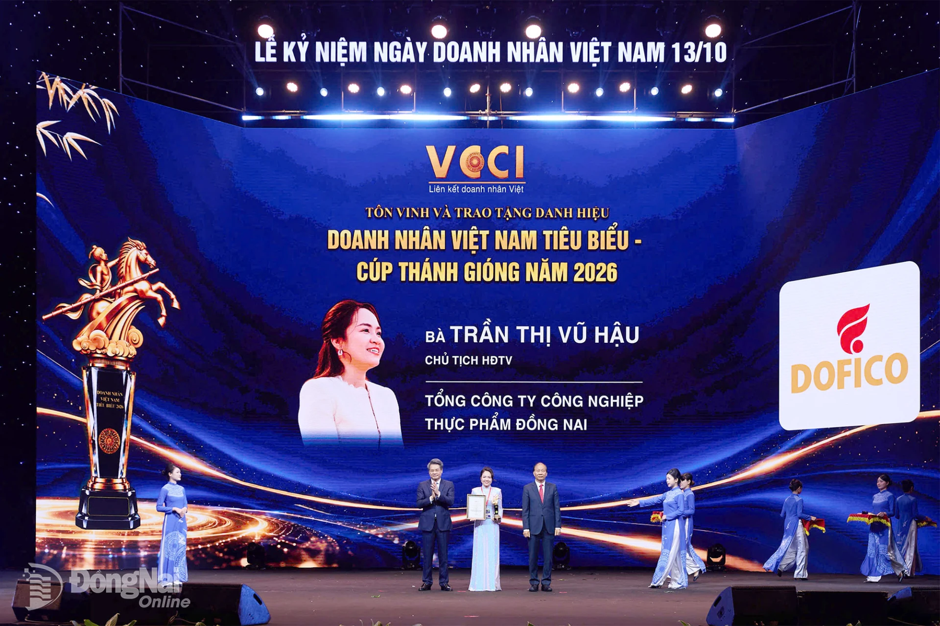 Doanh nhân Trần Thị Vũ Hậu, Chủ tịch Hội đồng thành viên Tổng công ty Công nghiệp thực phẩm Đồng Nai (DOFICO) nhận Cúp Thánh Gióng năm 2026 của Liên đoàn Thương mại và Công nghiệp Việt Nam (VCCI).