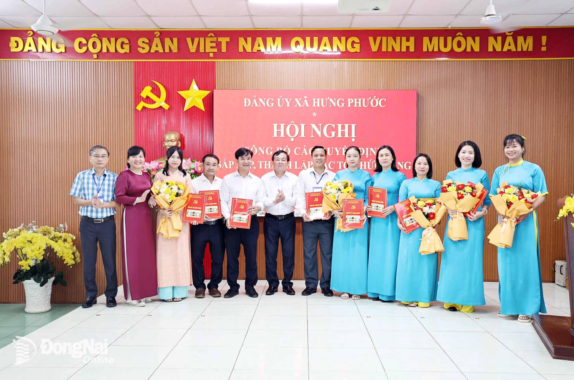 Ban Thường vụ Đảng ủy xã Hưng Phước trao quyết định chỉ định chỉ ủy các chi bộ. Ảnh: Đức Dũng