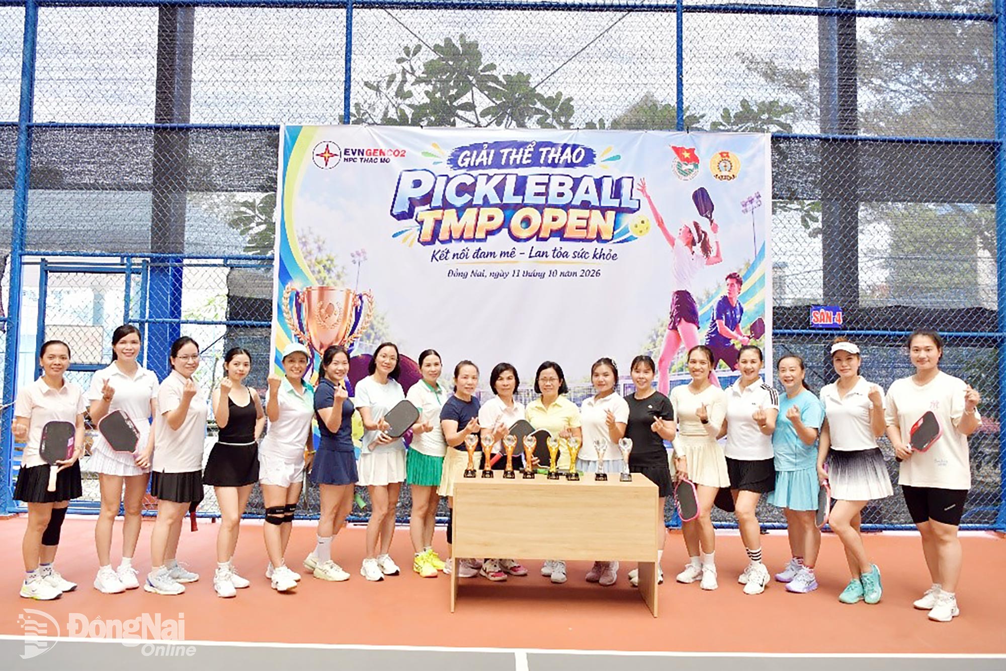Các nữ VĐV chụp ảnh lưu niệm tại giải Pickleball TMP Open 2026, chào mừng Ngày Phụ nữ Việt Nam 20-10.

