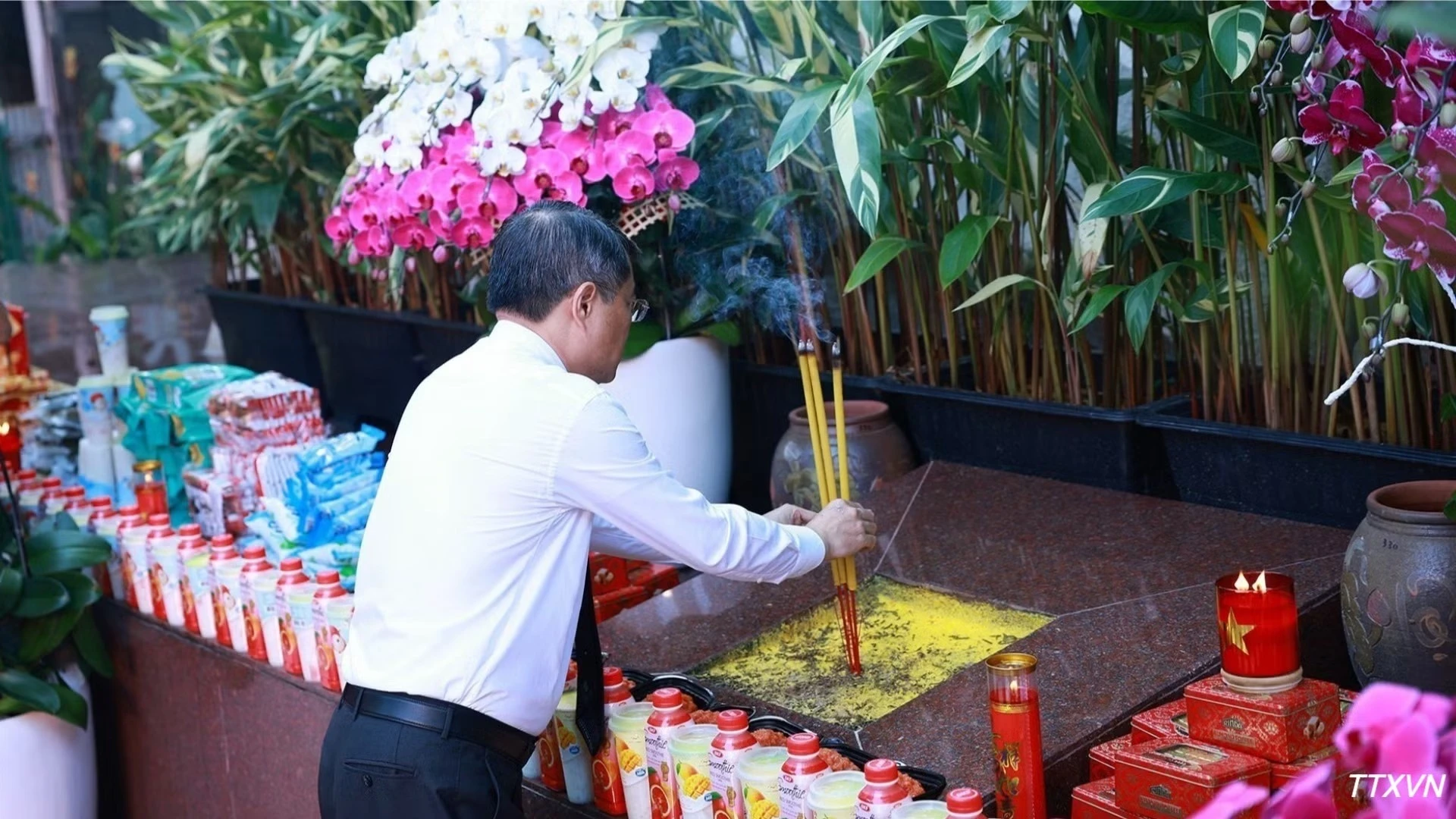 Thủ tướng Lê Minh Hưng dâng hoa, dâng hương tại Tượng đài cố Tổng Bí thư Trần Phú. (Ảnh: Dương Giang/TTXVN)
