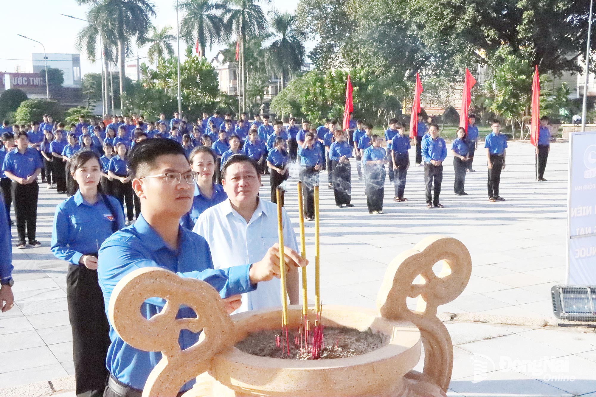 Các đại biểu dâng hương tại Đài tưởng niệm Chiến thắng Đồng Xoài, phường Bình Phước. Ảnh: Quang Minh