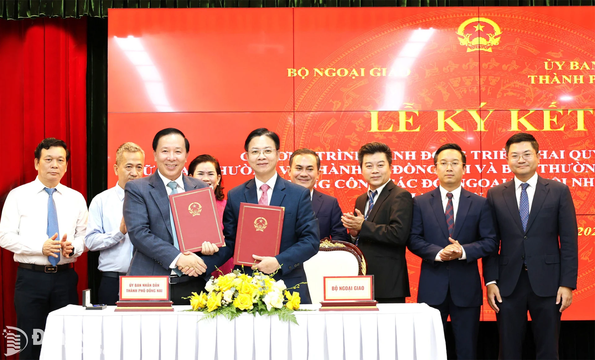 Lãnh đạo Bộ Ngoại giao và thành phố Đồng Nai ký kết Chương trình hành động nhằm cụ thể hóa quy chế phối hợp. Ảnh: Ngọc Liên