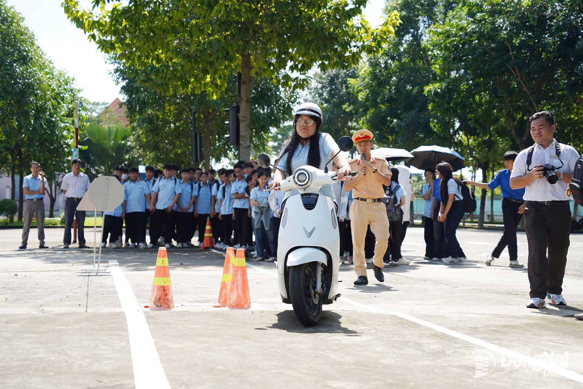 Cán bộ Phòng Cảnh sát giao thông, Công an thành phố Đồng Nai hướng dẫn học sinh thực hiện các thao tác điều khiển xe 2 bánh với sa hình 11 tình huống giao thông thực tế. Ảnh: Lê Duy