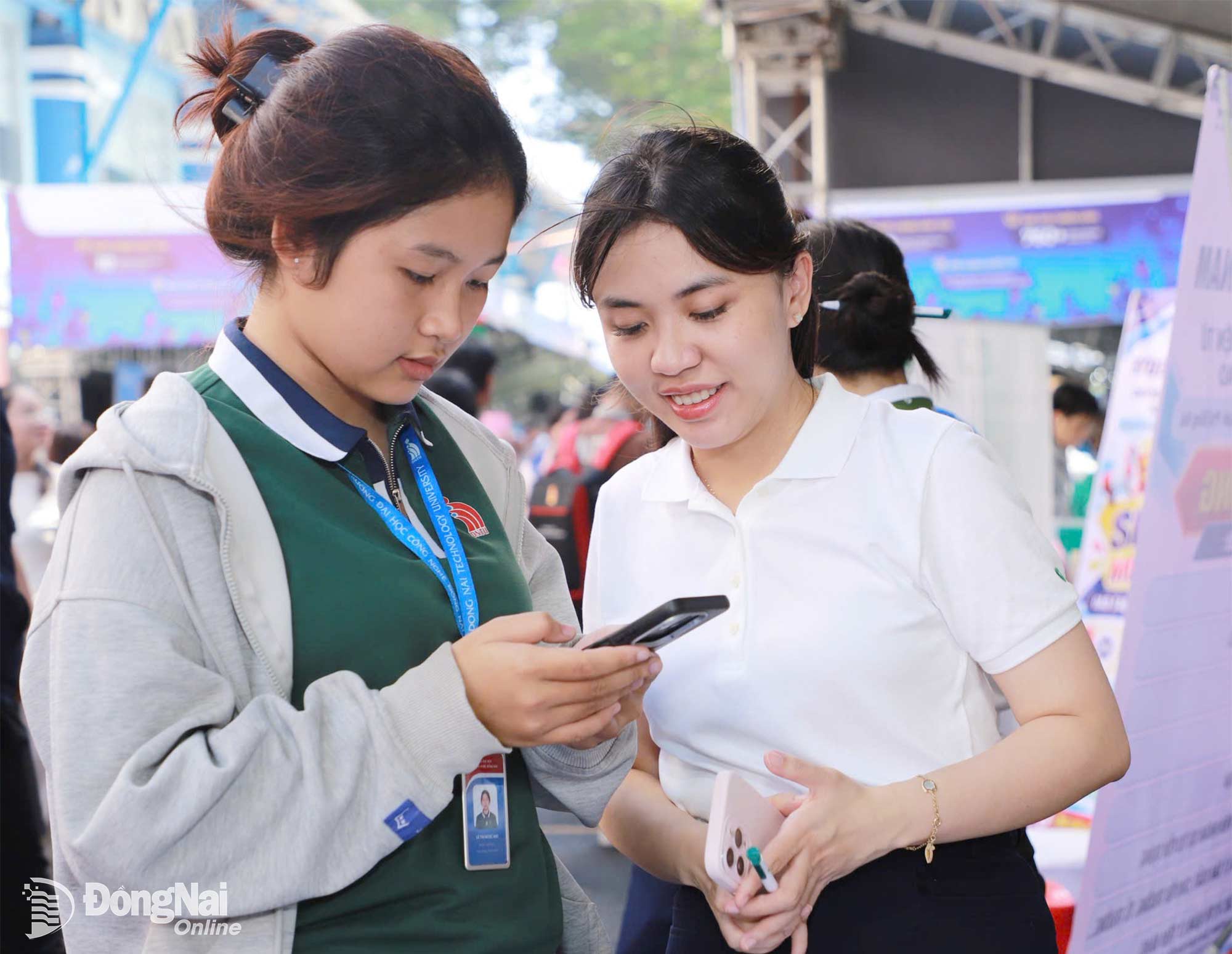 Sinh viên ngành Tài chính tìm kiếm cơ hội thực tập và việc làm tại ngày hội. Ảnh: Công Nghĩa