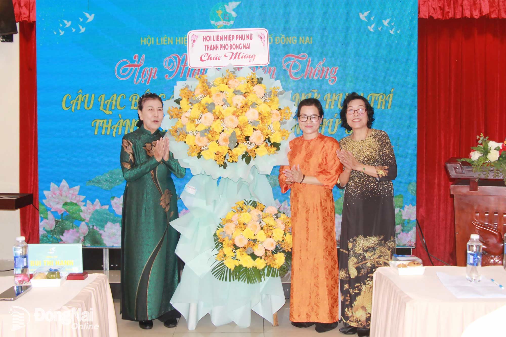 Bà Bùi Thị Hạnh, Phó Chủ tịch Hội Liên hiệp Phụ nữ thành phố, Trưởng ban Công tác Phụ nữ thành phố tặng hoa chúc mừng Câu lạc bộ Cán bộ Hội Phụ nữ hưu trí thành phố nhân kỷ niệm 96 năm Ngày thành lập Hội Liên hiệp Phụ nữ Việt Nam. Ảnh: Nga Sơn