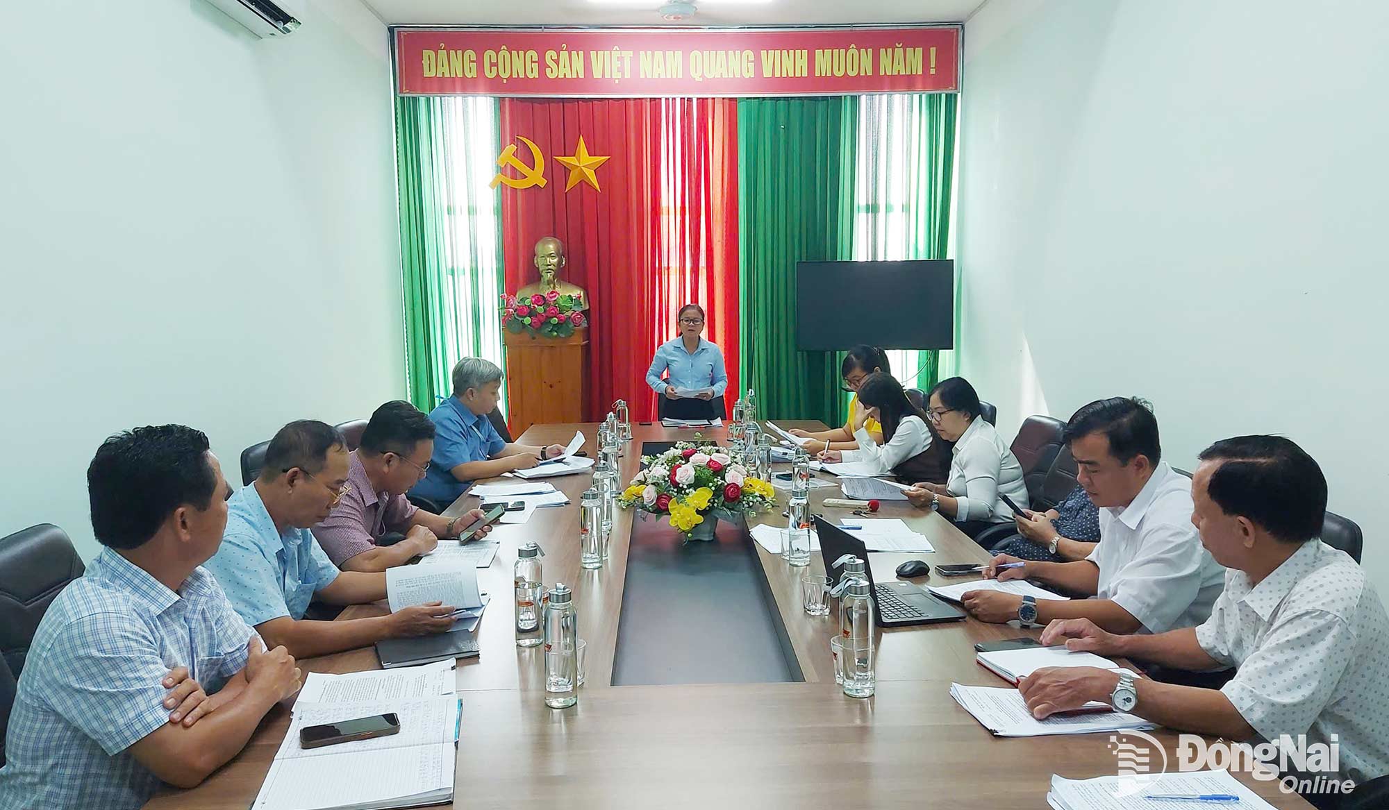 Ban Văn hóa - Xã hội HĐND phường Long Hưng giám sát việc thực hiện chế độ, chính sách bảo trợ xã hội đối với người khuyết tật. Ảnh: Xuân Nương