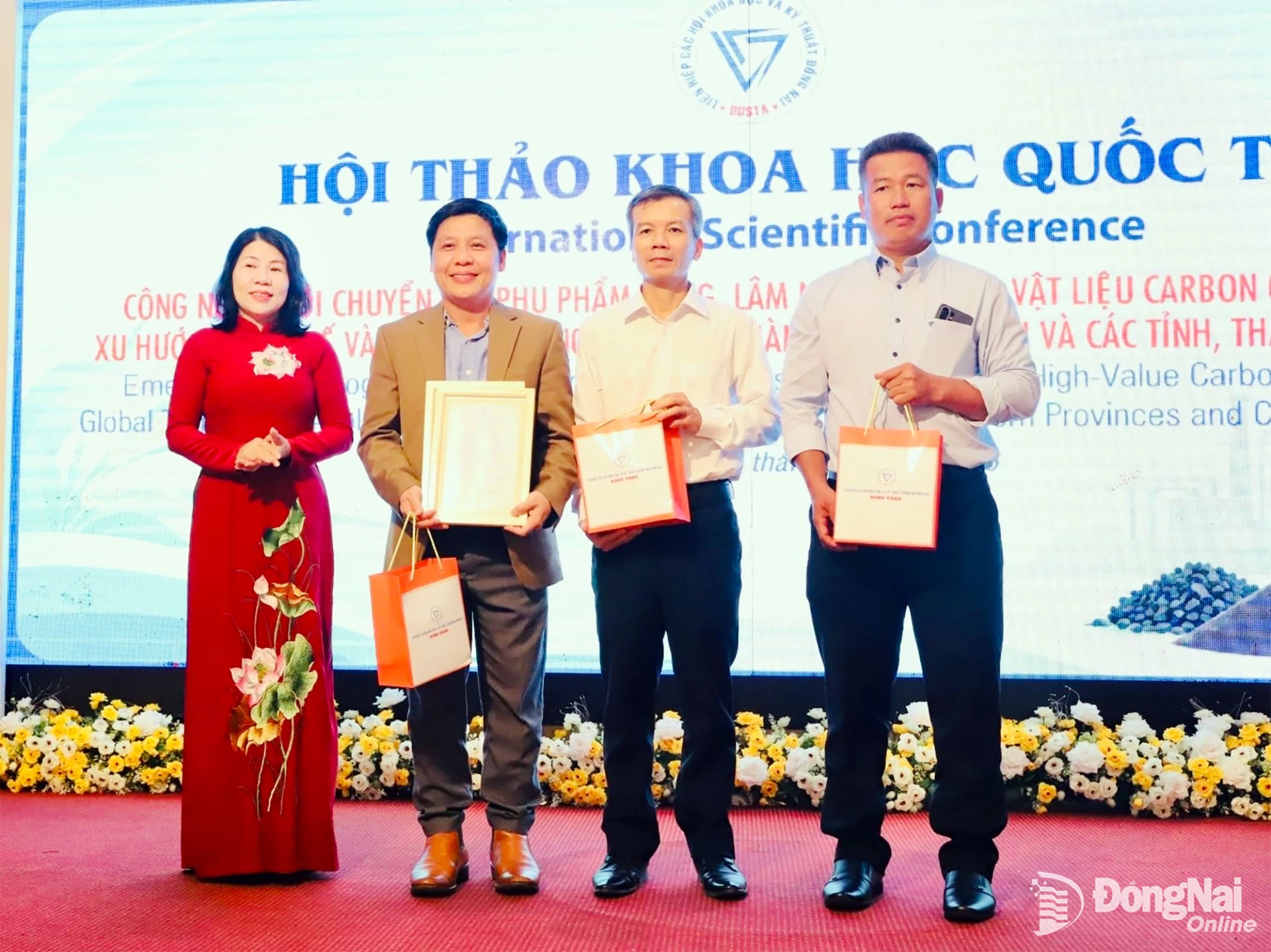 Hoang Thi Bich Hang, President of the Dong Nai Union of Science and Technology Associations, presents gifts of appreciation to professors and scientists from Vietnam and Queensland University of Technology (Australia). Photo: B. Nguyen


