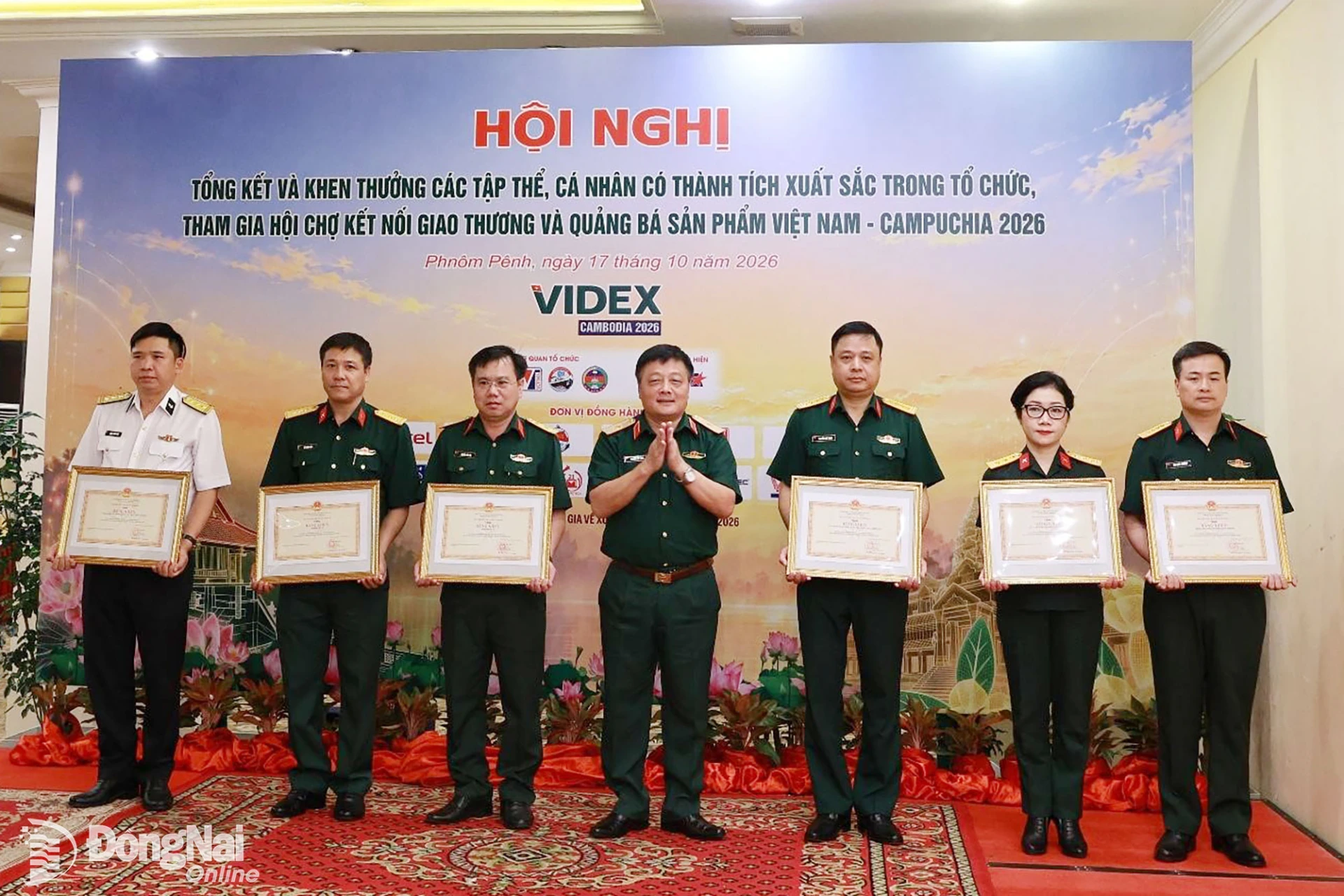 Ảnh 3: Thiếu tướng Nguyễn Đức Tăng, Phó Chính ủy Tổng cục Công nghiệp Quốc phòng, Trưởng Ban Tổ chức hội chợ, trao Bằng khen của Bộ trưởng Bộ Quốc phòng tặng các tập thể có thành tích xuất sắc trong tham mưu tổ chức và tham gia Hội chợ kết nối giao thương và quảng bá sản phẩm Việt Nam - Campuchia năm 2026.