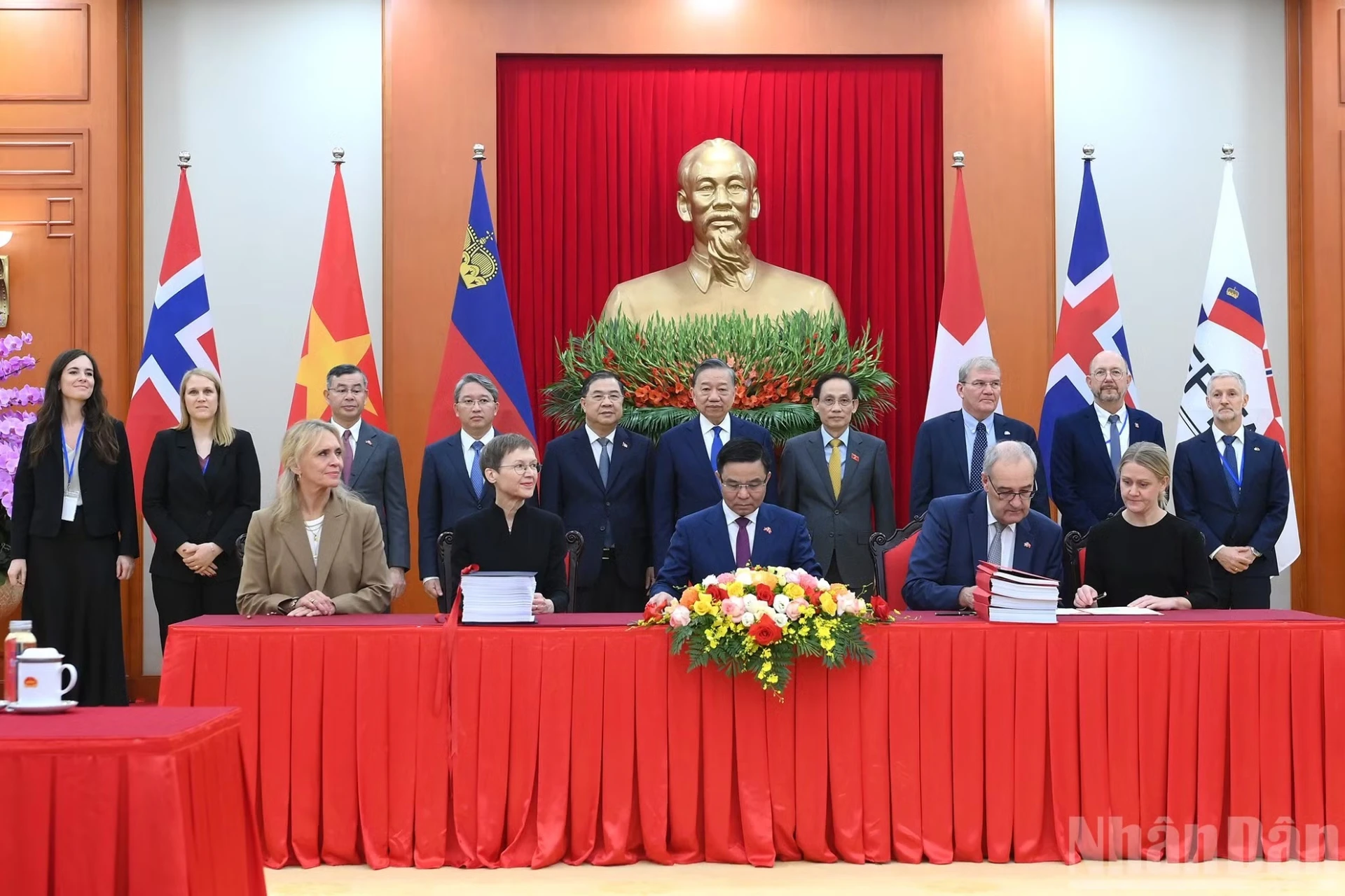 Tổng Bí thư, Chủ tịch nước Tô Lâm và các đại biểu chứng kiến Lễ ký kết Hiệp định Thương mại tự do Việt Nam-EFTA (VEFTA).
