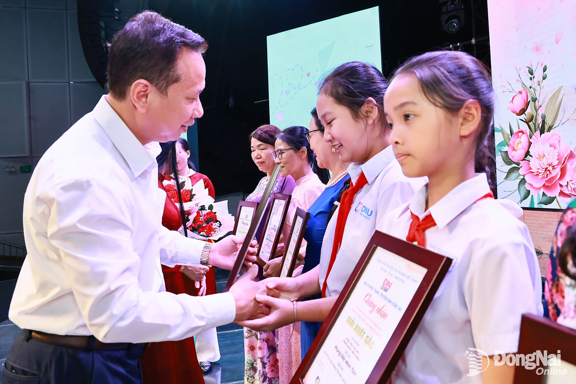 Phó Giám đốc phụ trách Báo và Phát thanh, Truyền hình Đồng Nai Nông Thanh Tuấn trao giải cho các tác giả đoạt giải xuất sắc. Ảnh: Công Nghĩa