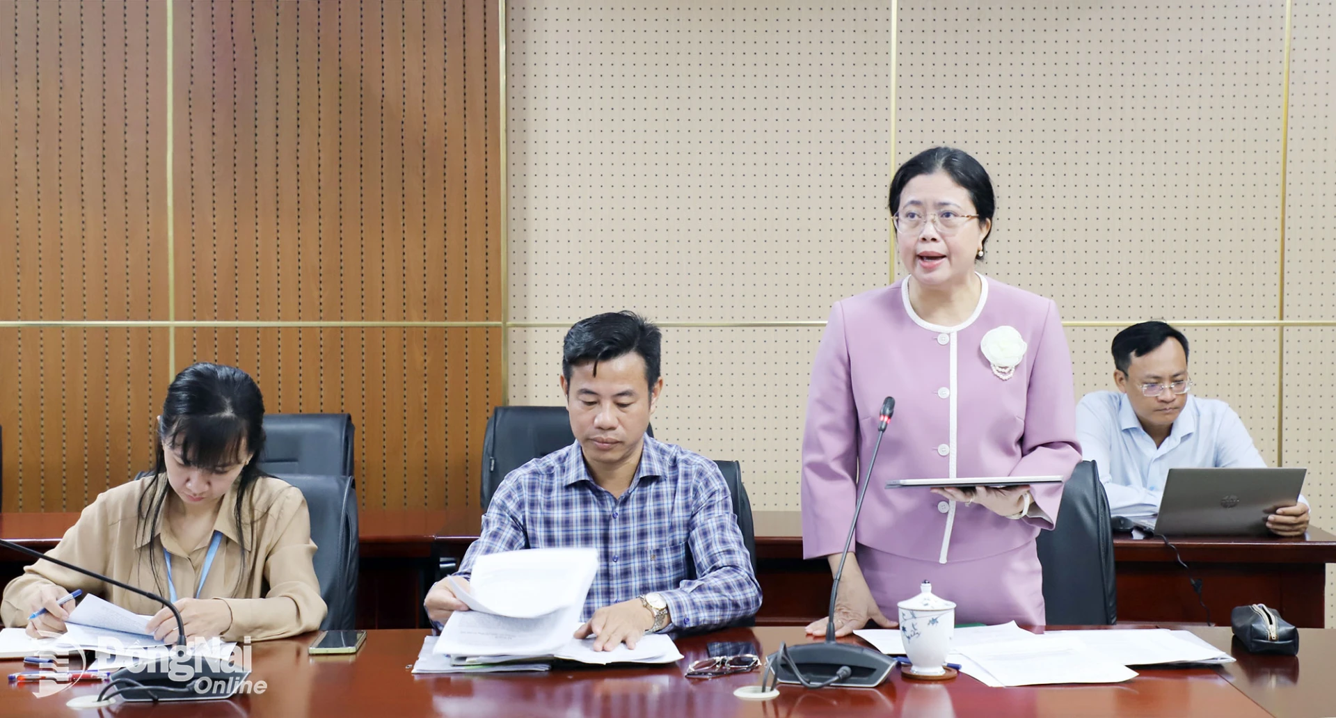 Thành ủy viên, Giám đốc Sở Văn hóa, Thể thao và Du lịch Lê Thị Ngọc Loan báo cáo kế hoạch tổ chức các hoạt động trong Tuần lễ Văn hóa - Đại đoàn kết thành phố Đồng Nai. Ảnh: My Ny