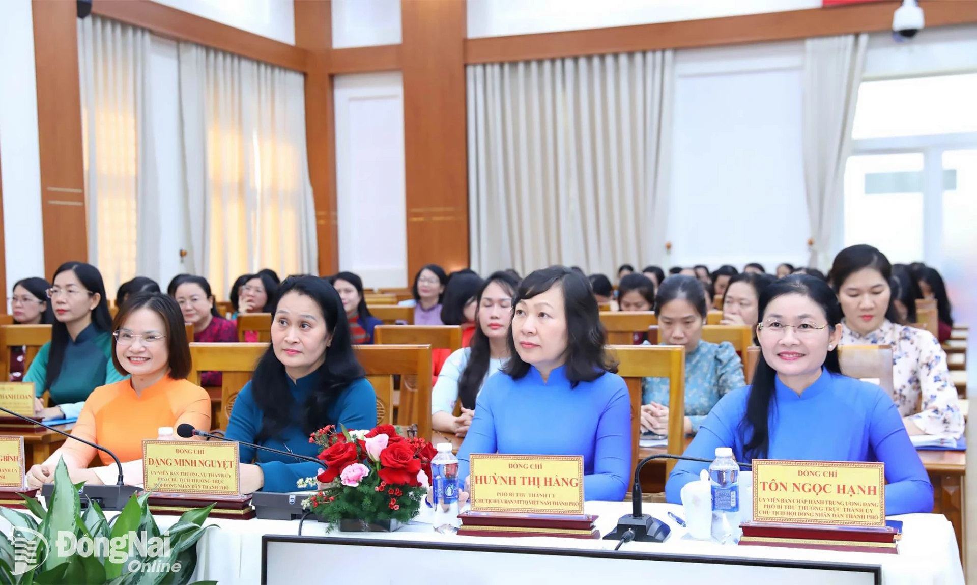 Ủy viên Trung ương Đảng, Phó Bí thư Thường trực Thành ủy, Chủ tịch HĐND thành phố Tôn Ngọc Hạnh và các đồng chí lãnh đạo thành phố tham dự buổi họp mặt. Ảnh: Huy Anh