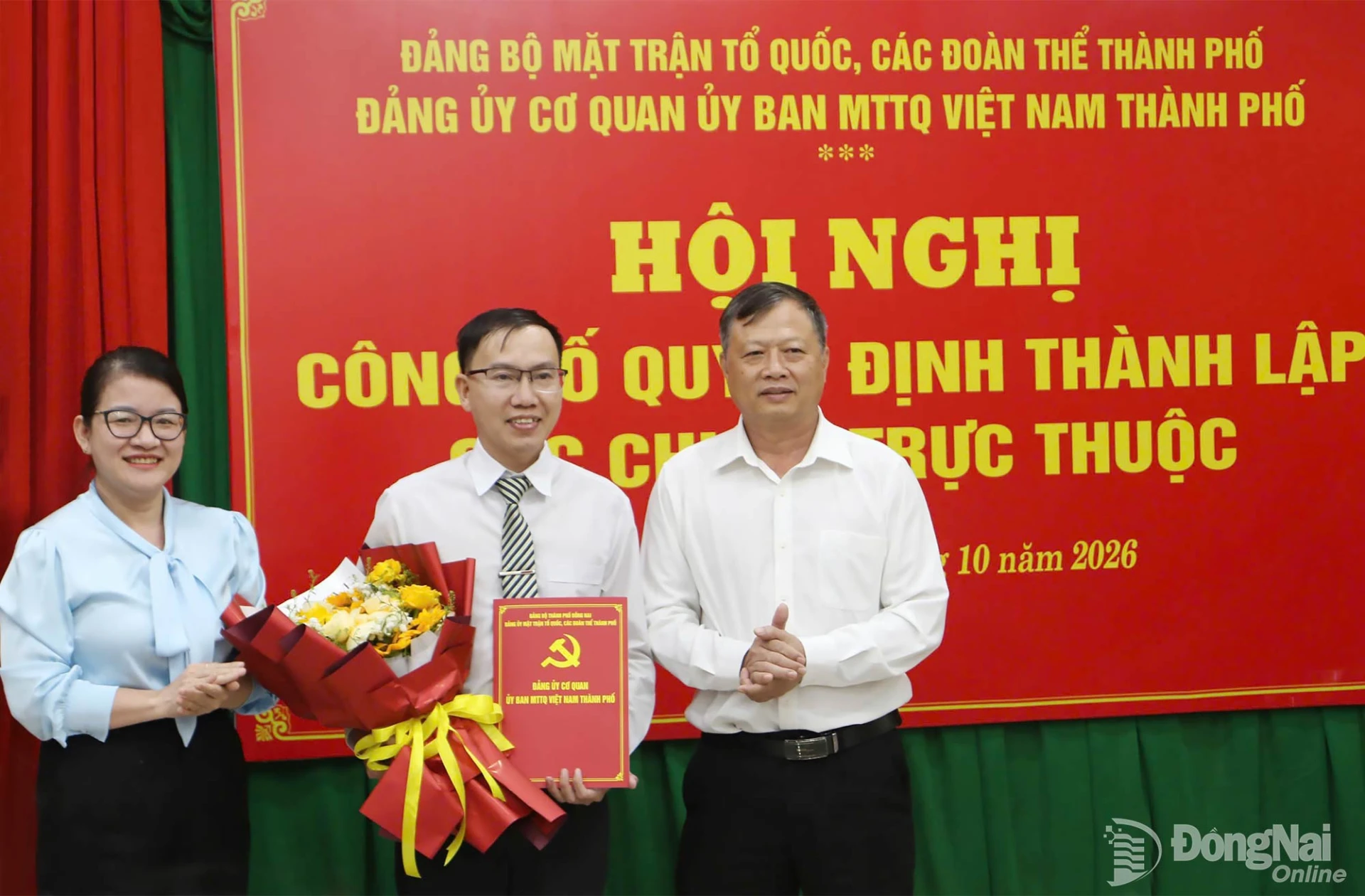 Bí thư Đảng ủy Cơ quan Ủy ban MTTQ Việt Nam thành phố, Phó Chủ tịch Ủy ban MTTQ Việt Nam thành phố Nguyễn Tấn Phú trao quyết định thành lập Chi bộ 2. Ảnh: Văn Truyên