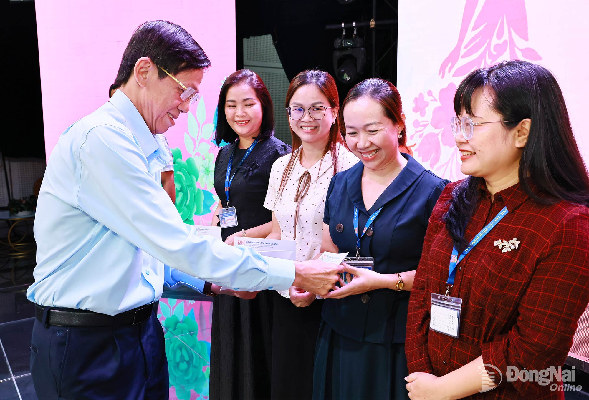 Phó Giám đốc Báo và Phát thanh, Truyền hình Đồng Nai Trần Nam Đông tặng quà cho nữ cán bộ, viên chức, người lao động, cộng tác viên chuyên trách. Ảnh: Công Nghĩa