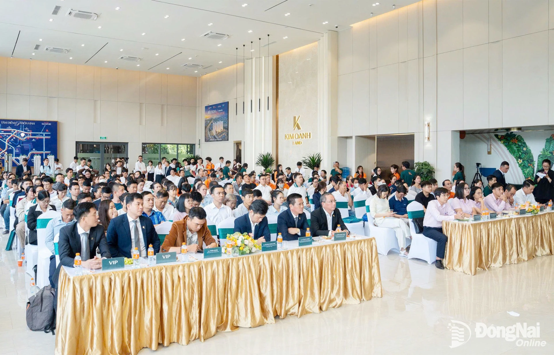 Numerous prospective homebuyers attend a consultation session on social housing in Trang Bom Ward. Photo: Viet Cuong

