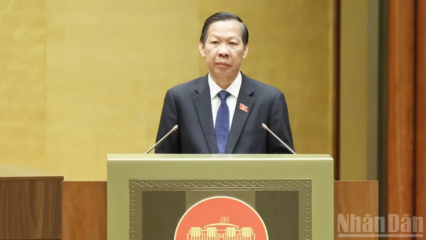 Chủ nhiệm Ủy ban Kinh tế và Tài chính Phan Văn Mãi trình bày Báo cáo thẩm tra. Ảnh: DUY LINH