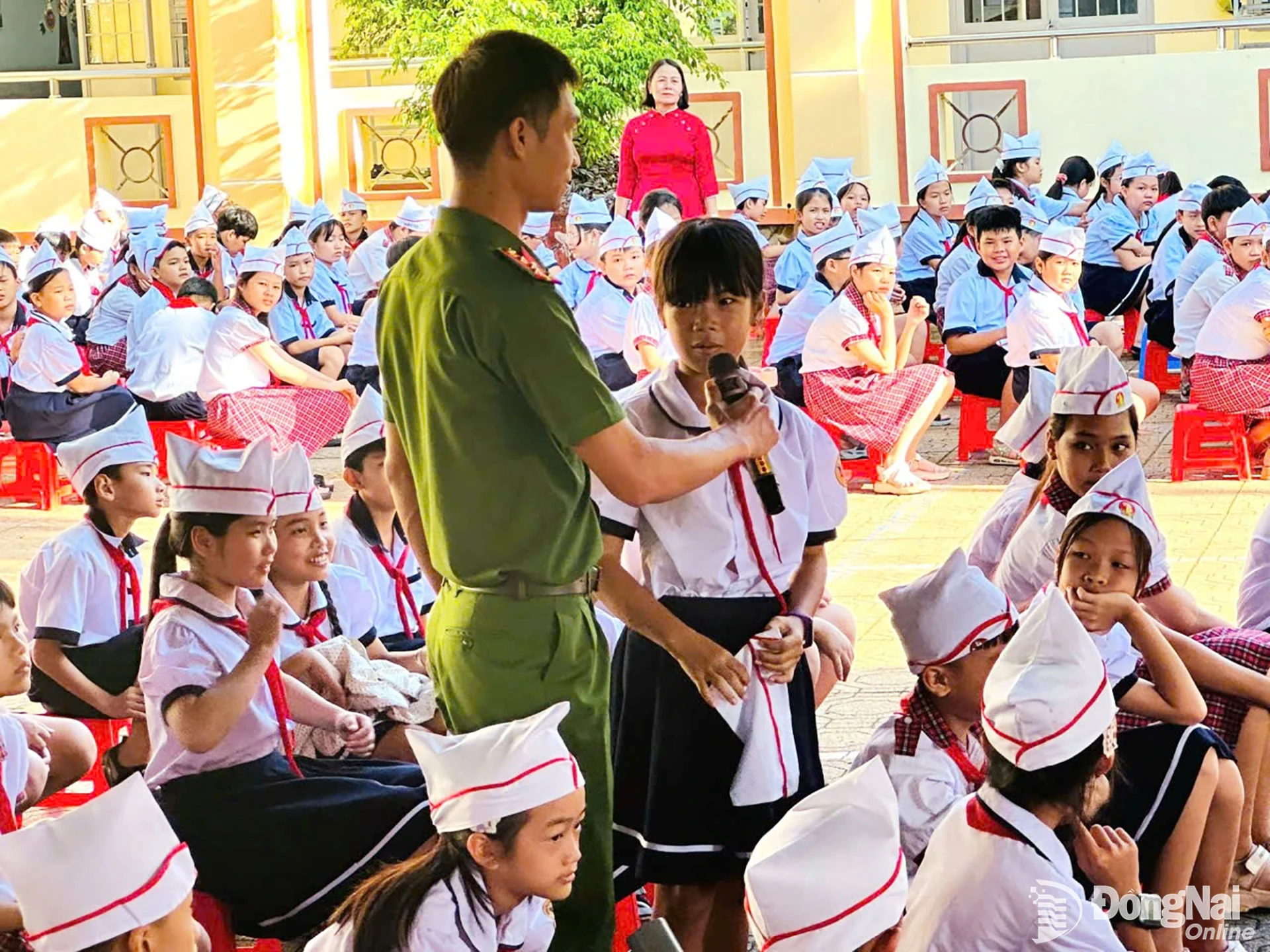 Cán bộ Đội Chữa cháy và CNCH khu vực 13 hướng dẫn công tác PCCC.