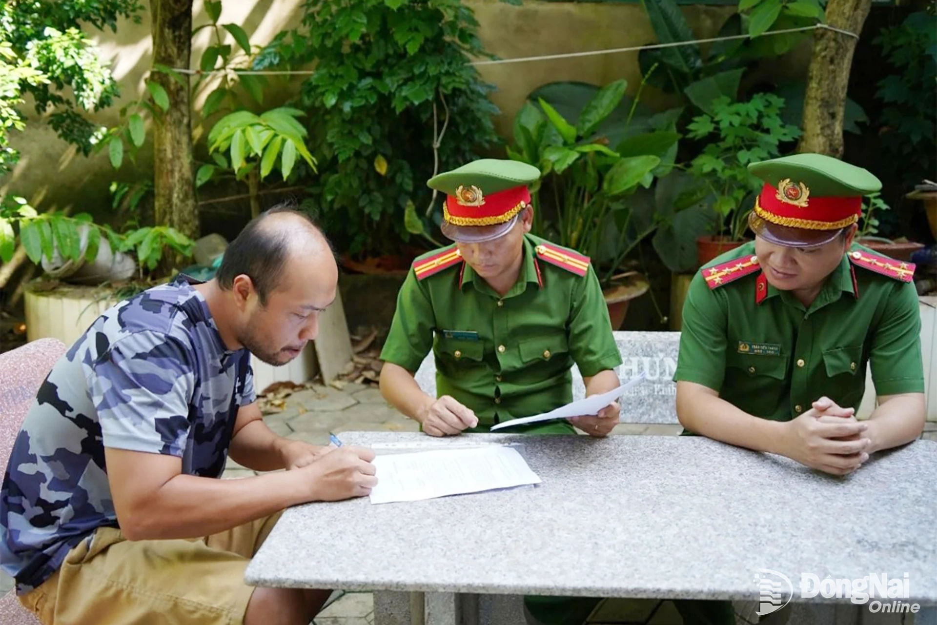 Cán bộ Đội Chữa cháy và CNCH khu vực 3 tuyên truyền, hướng dẫn người dân các biện pháp bảo đảm an toàn và ký cam kết thực hiện các quy định về an toàn trong quá trình phá dỡ công trình.

