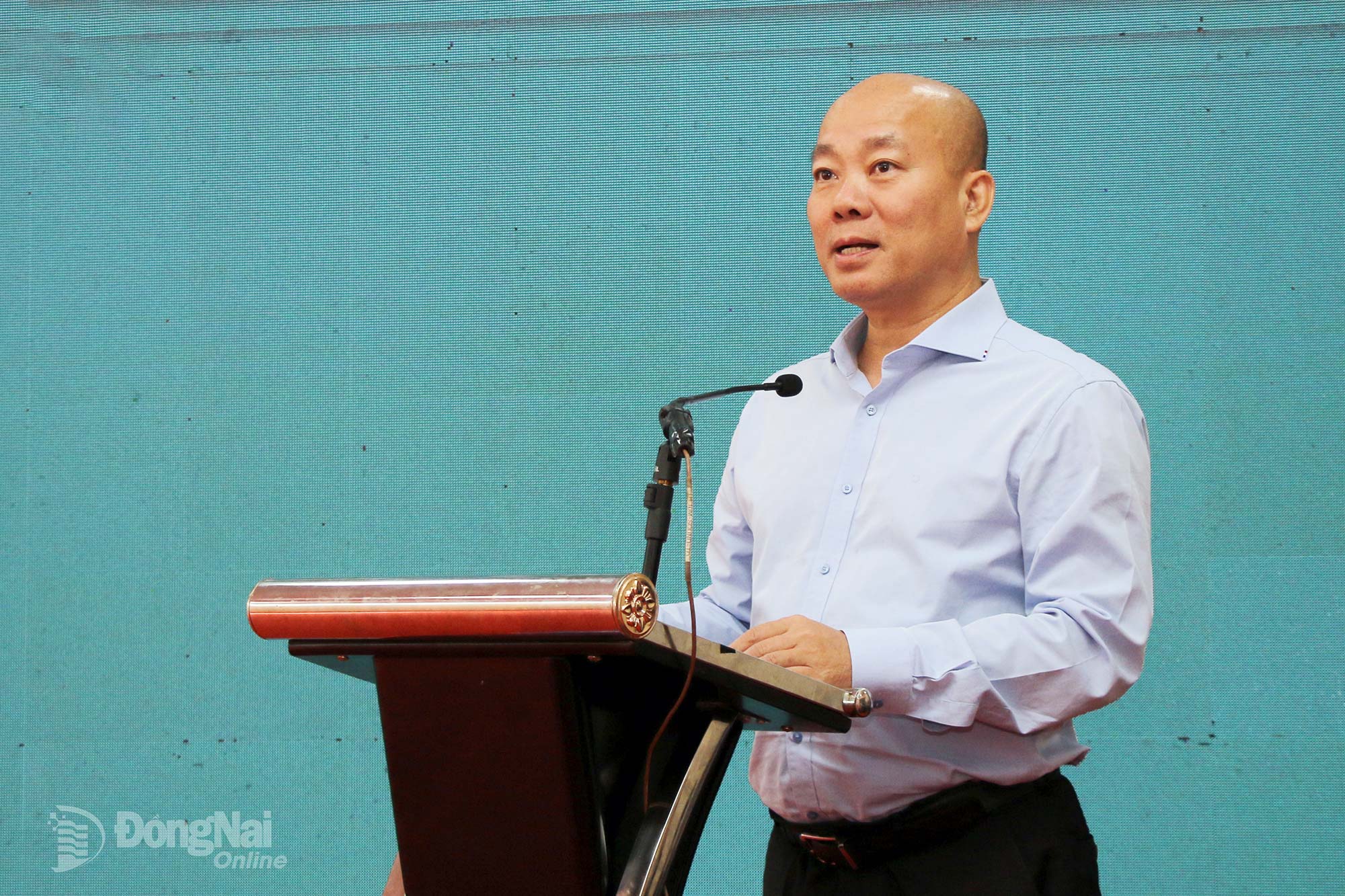 Vu Ba Phu, Director General of the Vietnam Trade Promotion Agency under the Ministry of Industry and Trade, presents a paper at the conference. Photo: Hai Quan

