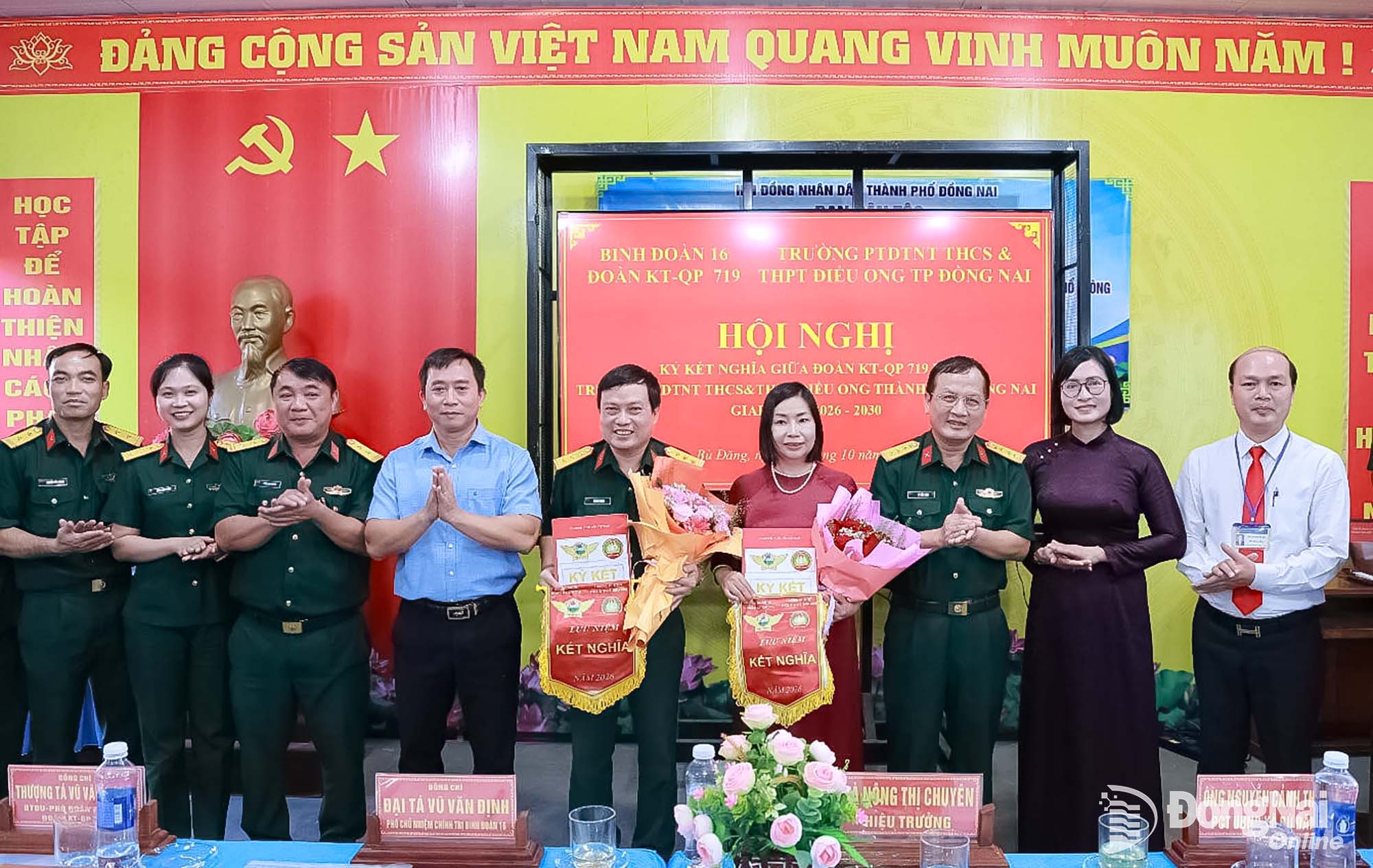 Các đại biểu chụp ảnh lưu niệm tại hội nghị ký kết nghĩa.