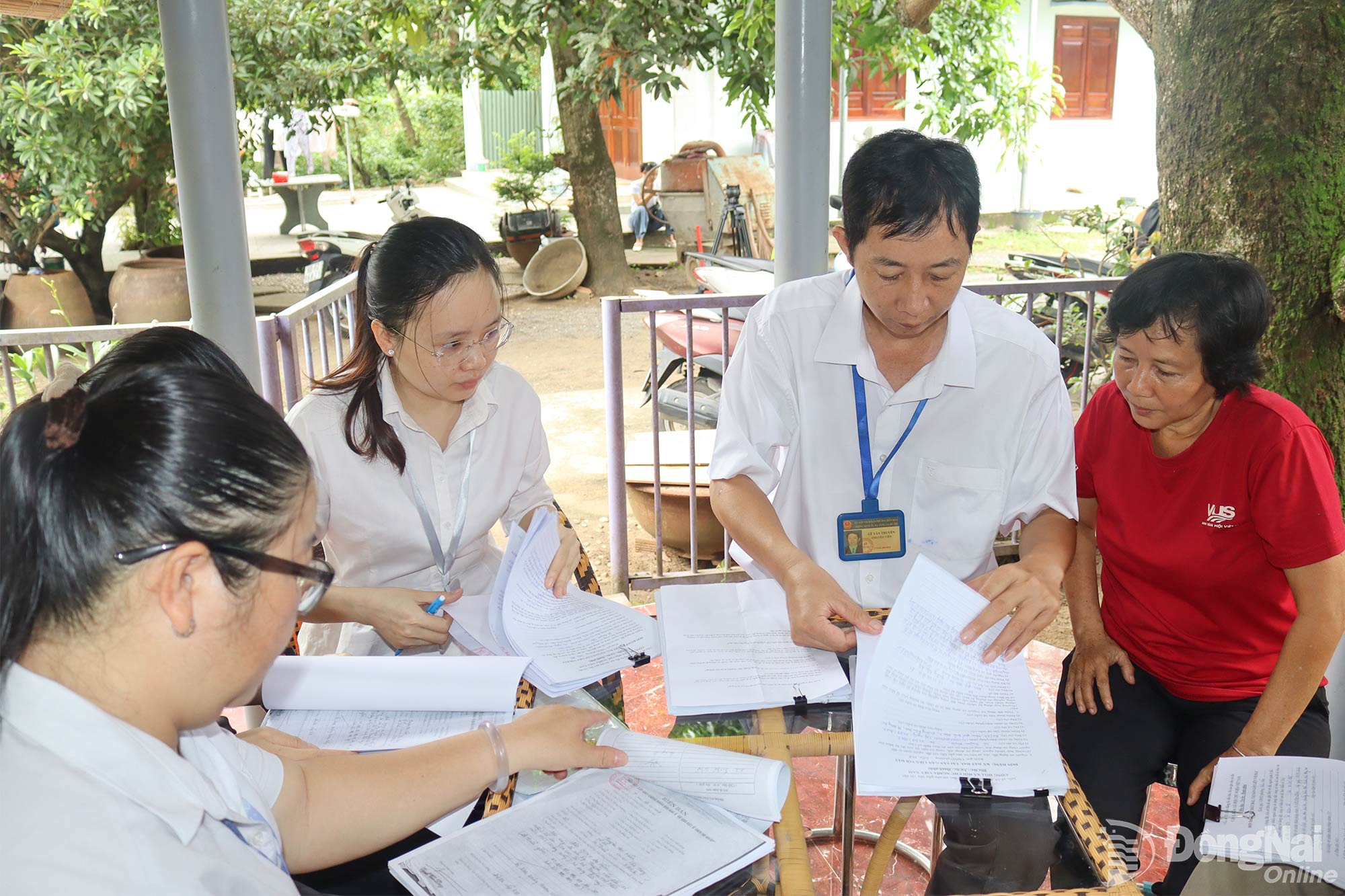 Cán bộ Trung tâm Phục vụ hành chính công phường Biên Hòa đến tận nhà kiểm tra hồ sơ cho người dân trước khi làm thủ tục cấp giấy chứng nhận quyền sử dụng đất.