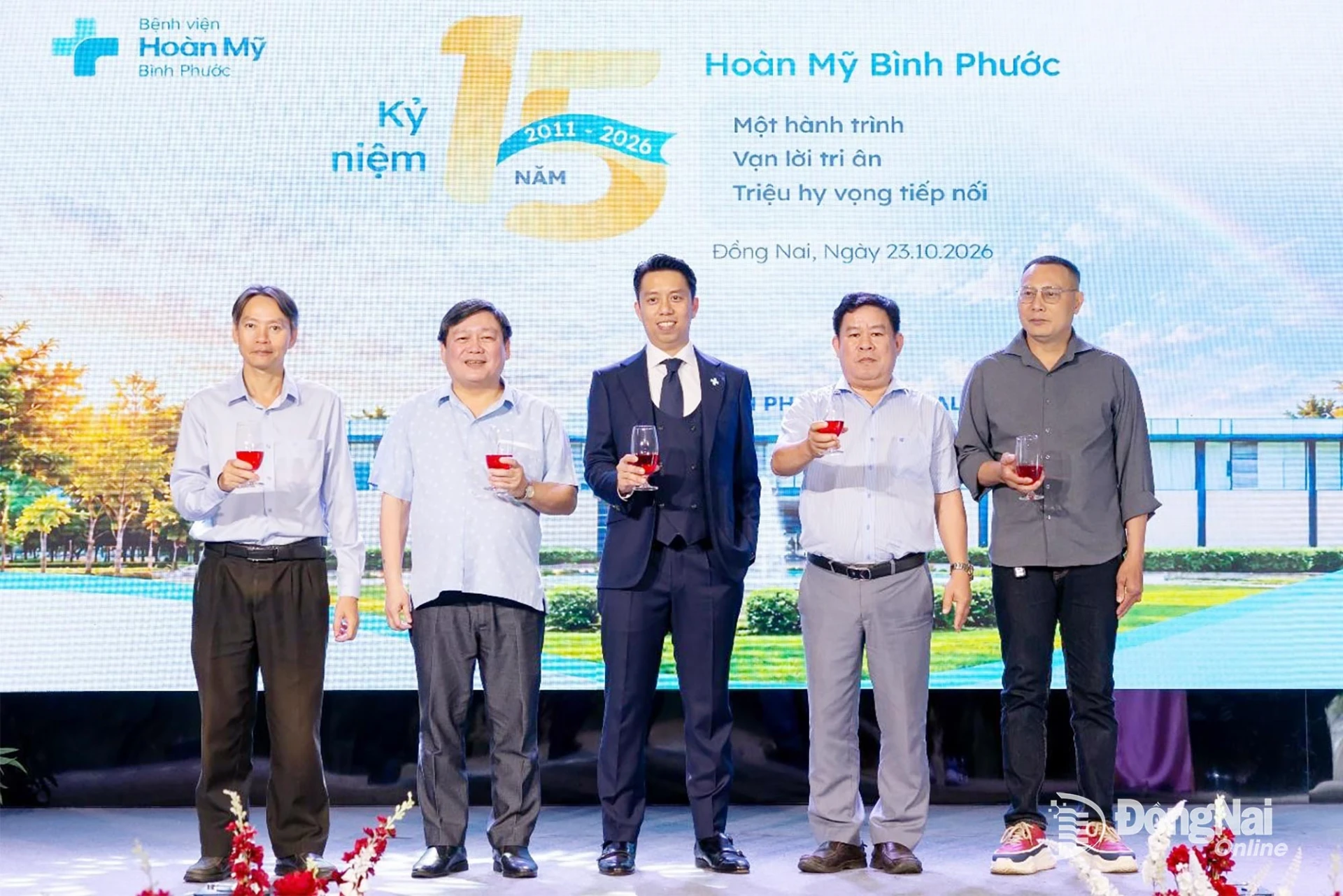 Đại diện các khách mời cùng nâng ly chúc mừng kỷ niệm 15 năm thành lập bệnh viện.

